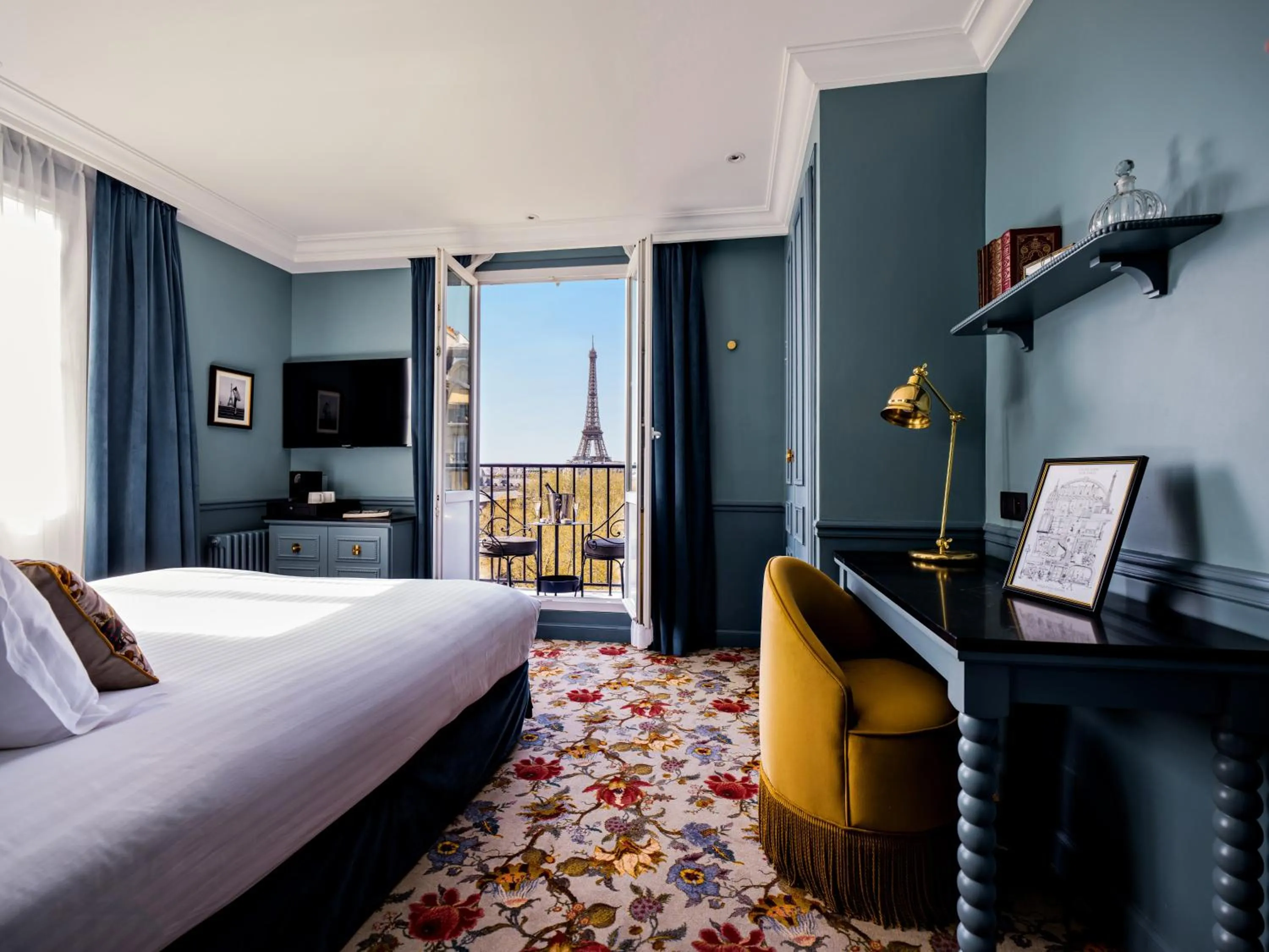 View (from property/room), Bed in Hotel Duquesne Eiffel