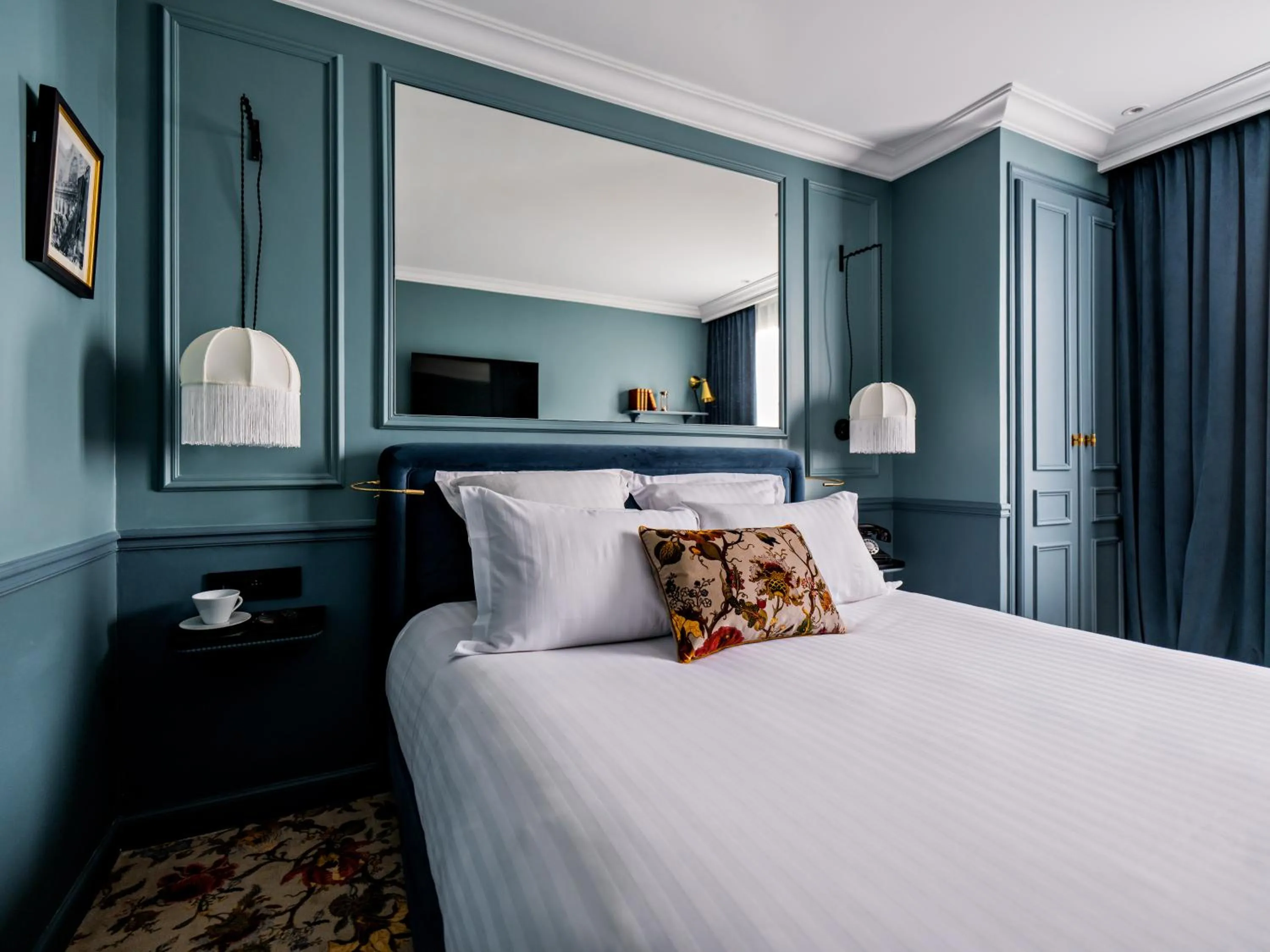 Bed in Hotel Duquesne Eiffel