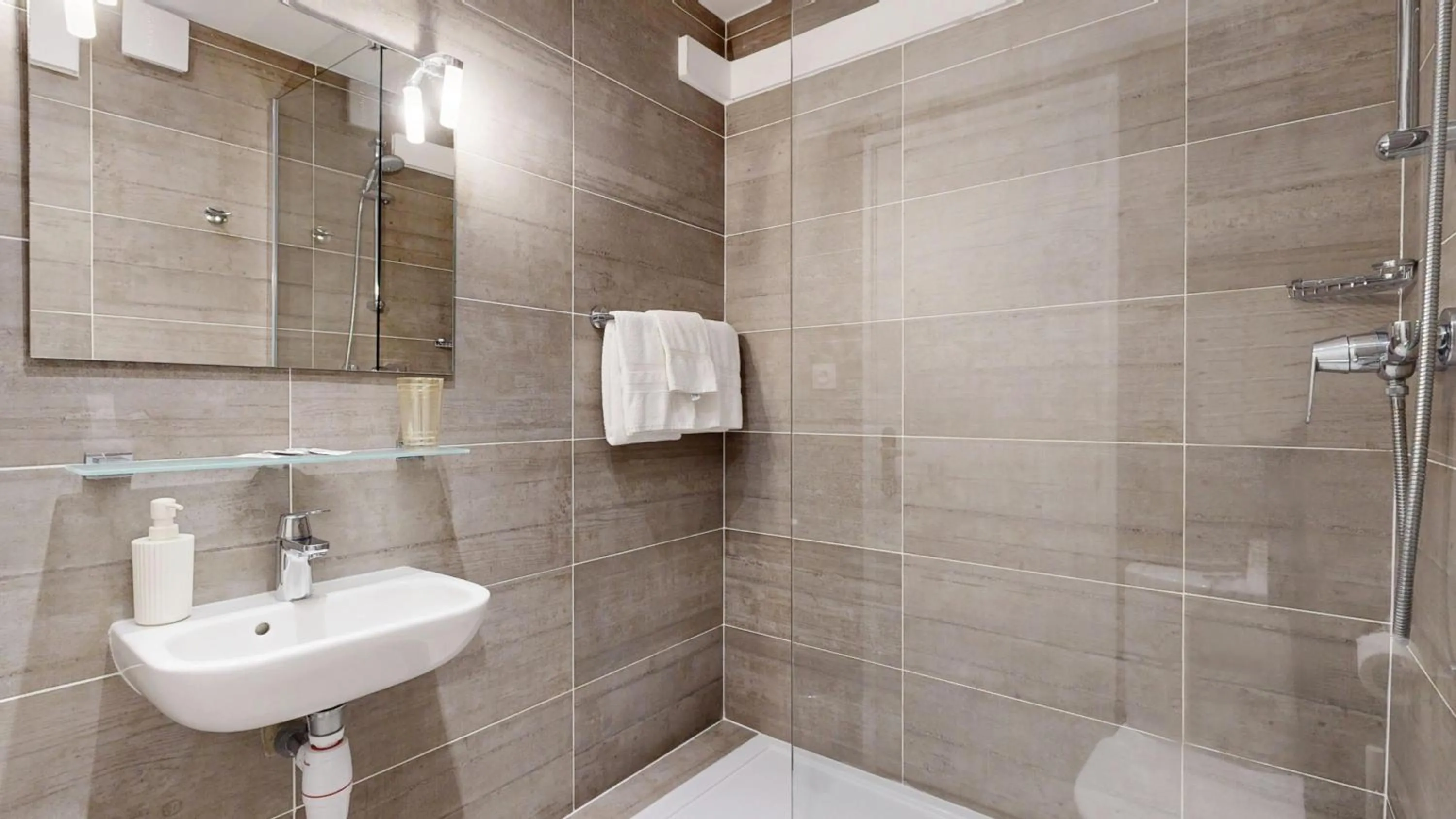 Shower in Hotel Solara