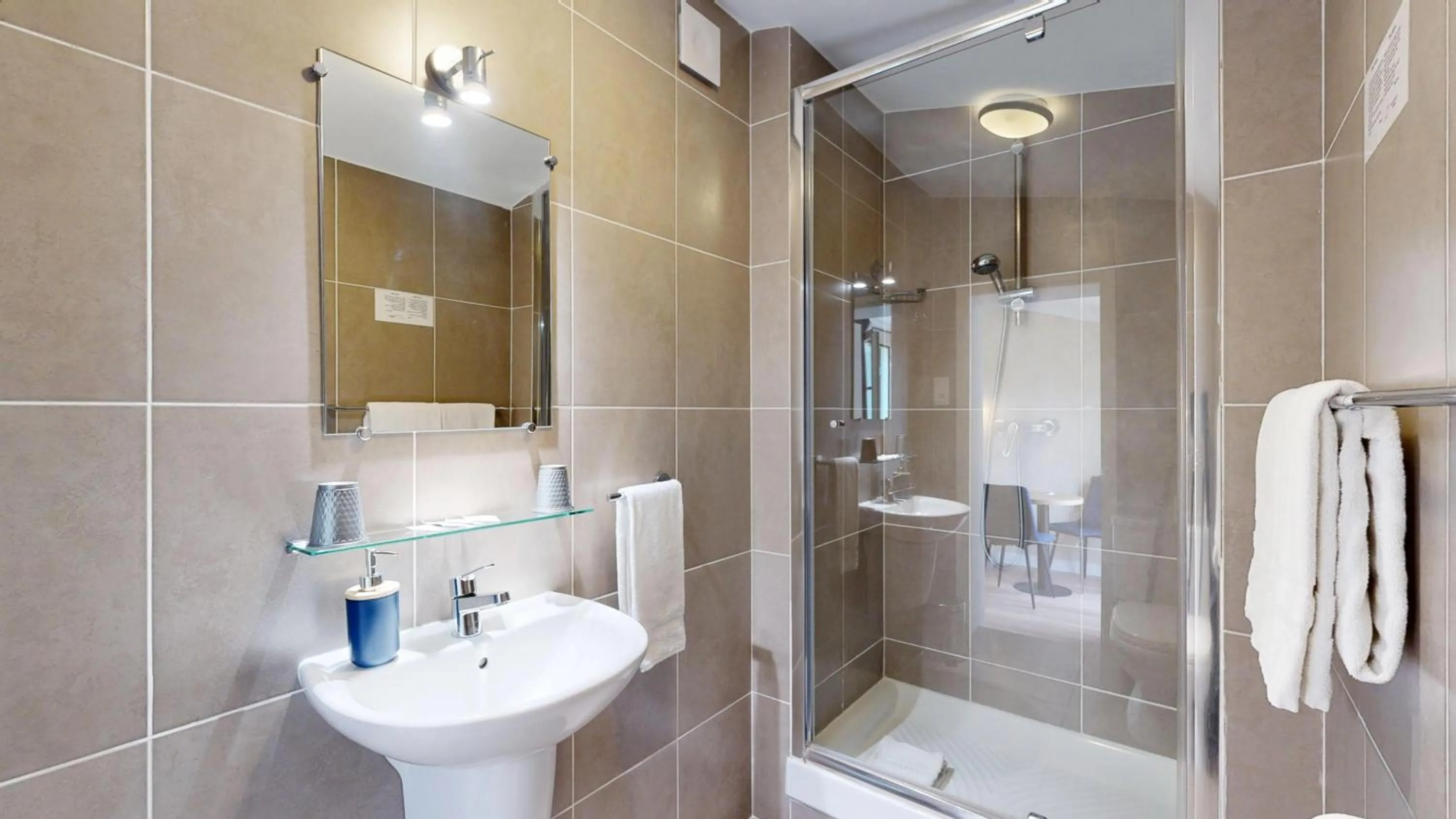 Shower in Hotel Solara