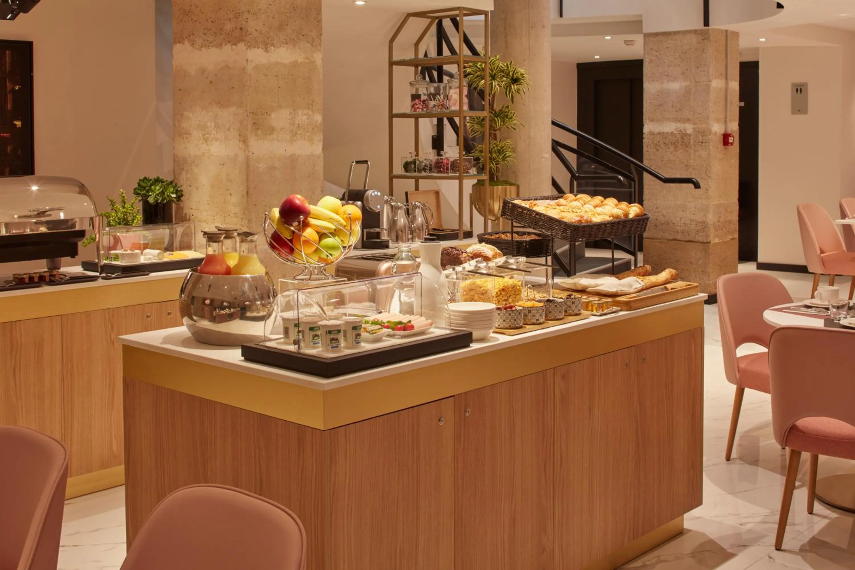 Breakfast in Hotel Atmospheres