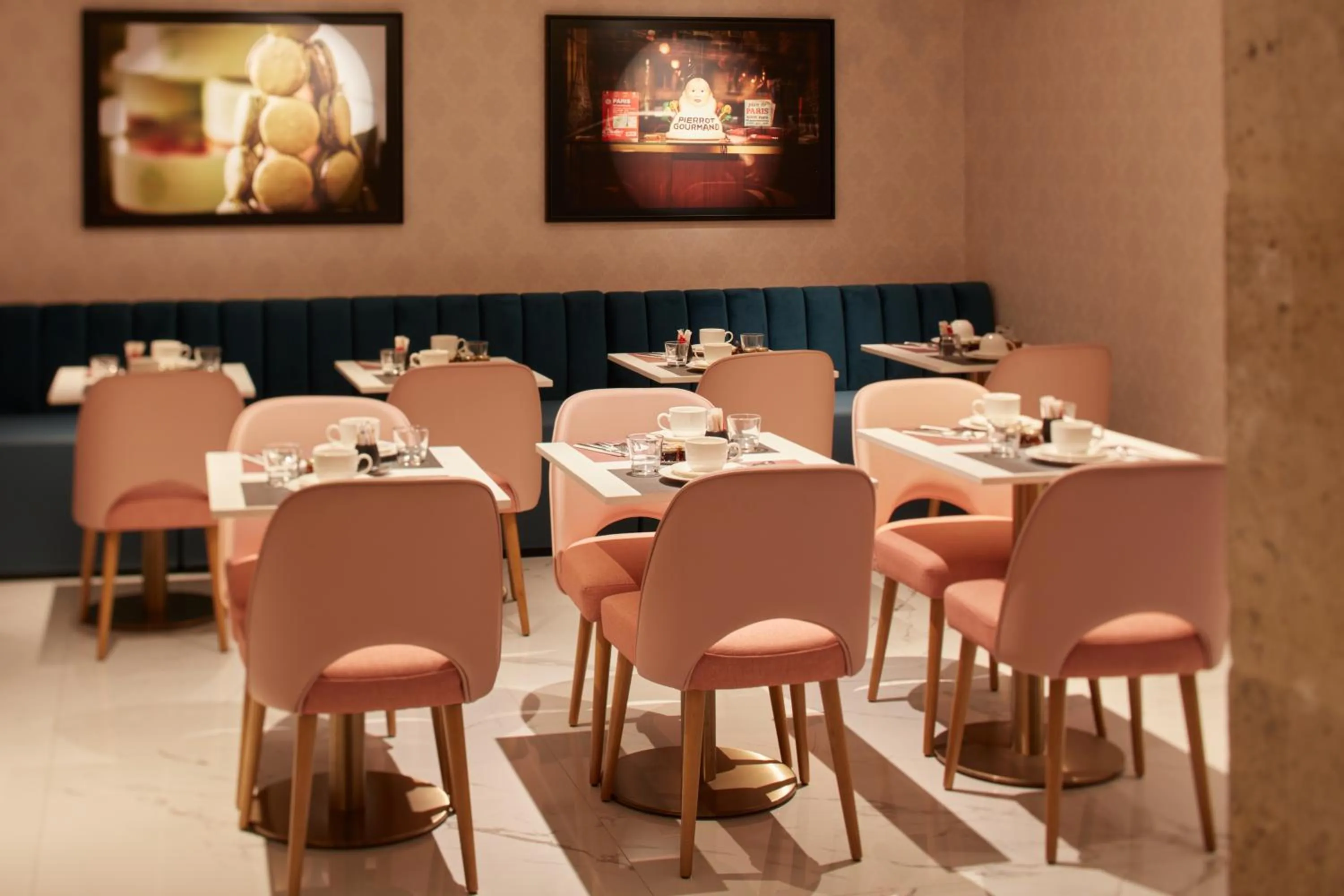 Breakfast in Hotel Atmospheres