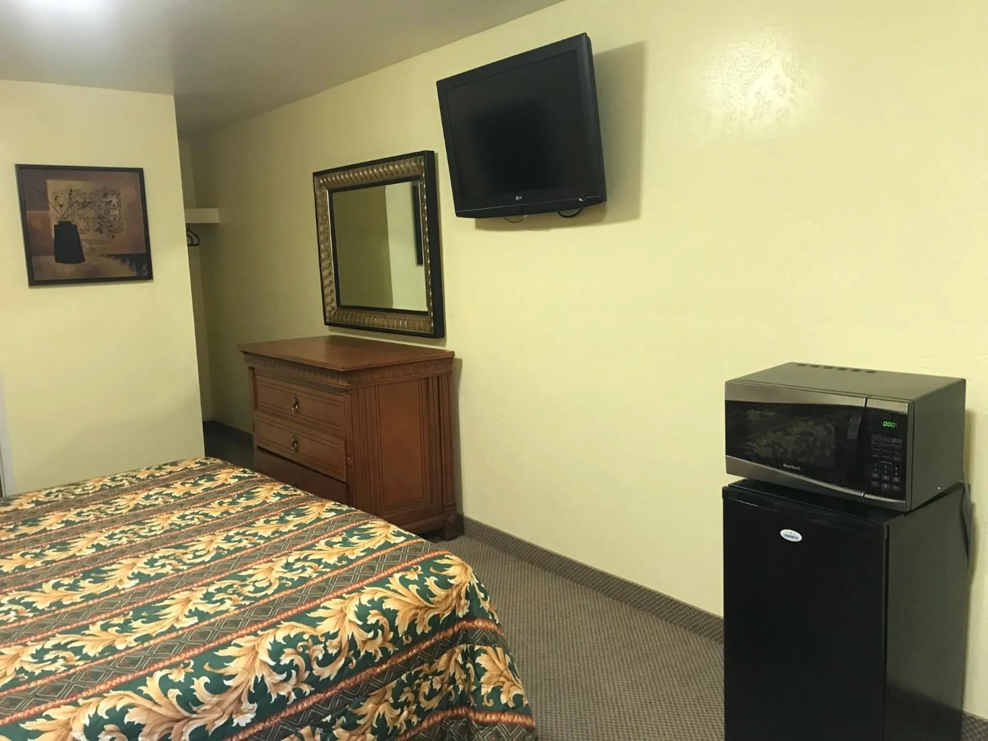 Photo of the whole room, Bed in Hacienda Motel