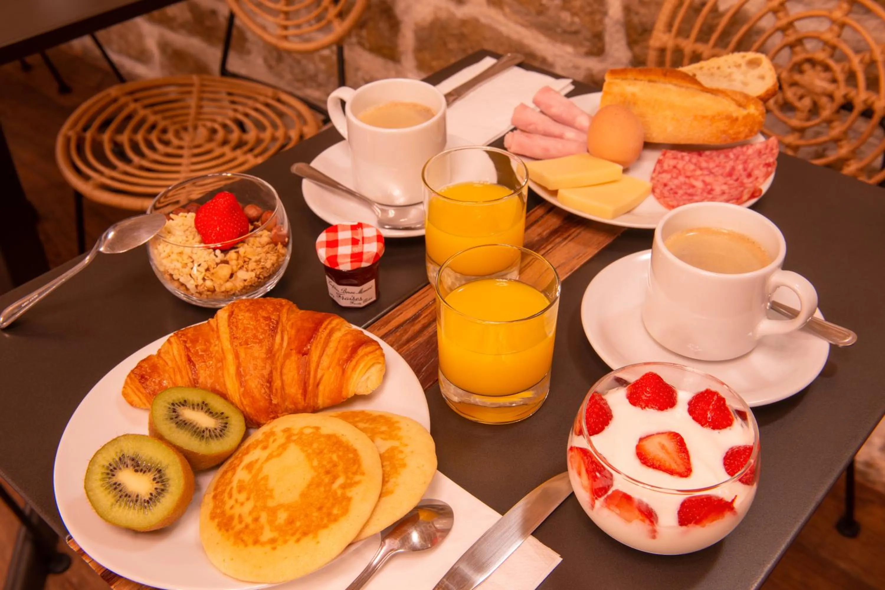 Continental breakfast in Hôtel Istria by Magna Arbor