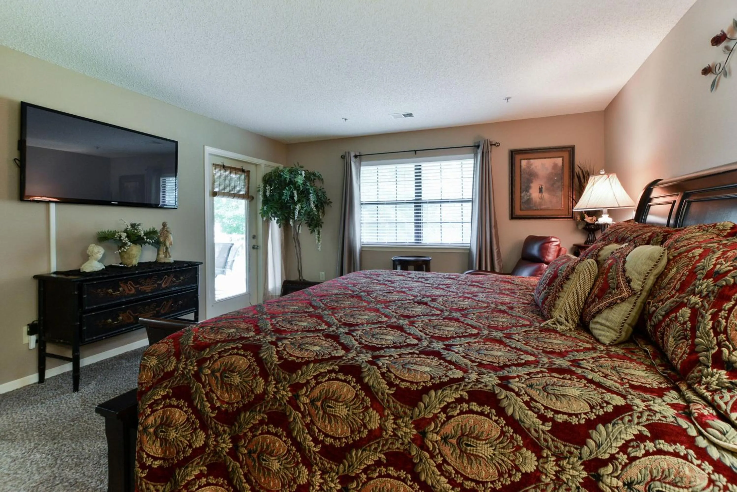 Bed in Luxury Condos at Thousand Hills - Heart of Branson - Beautifully remodeled - Spacious and Affordable