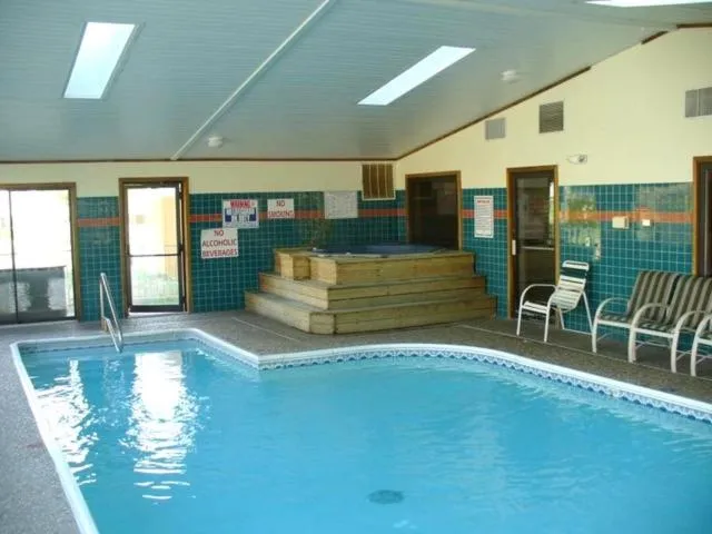 Apartment with Pool View  in Luxury Condos at Thousand Hills - Heart of Branson - Beautifully remodeled - Spacious and Affordable