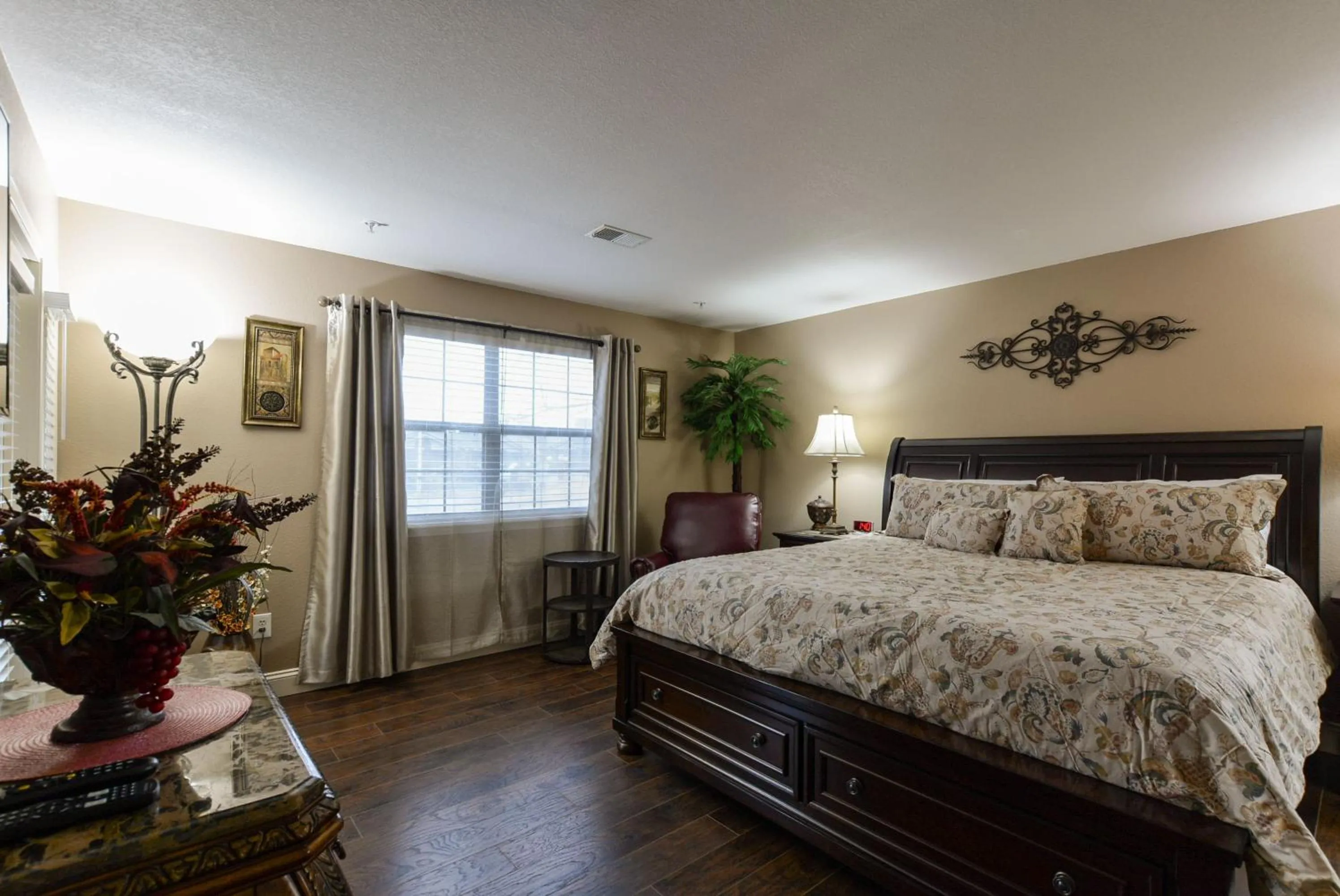 Bed in Luxury Condos at Thousand Hills - Heart of Branson - Beautifully remodeled - Spacious and Affordable