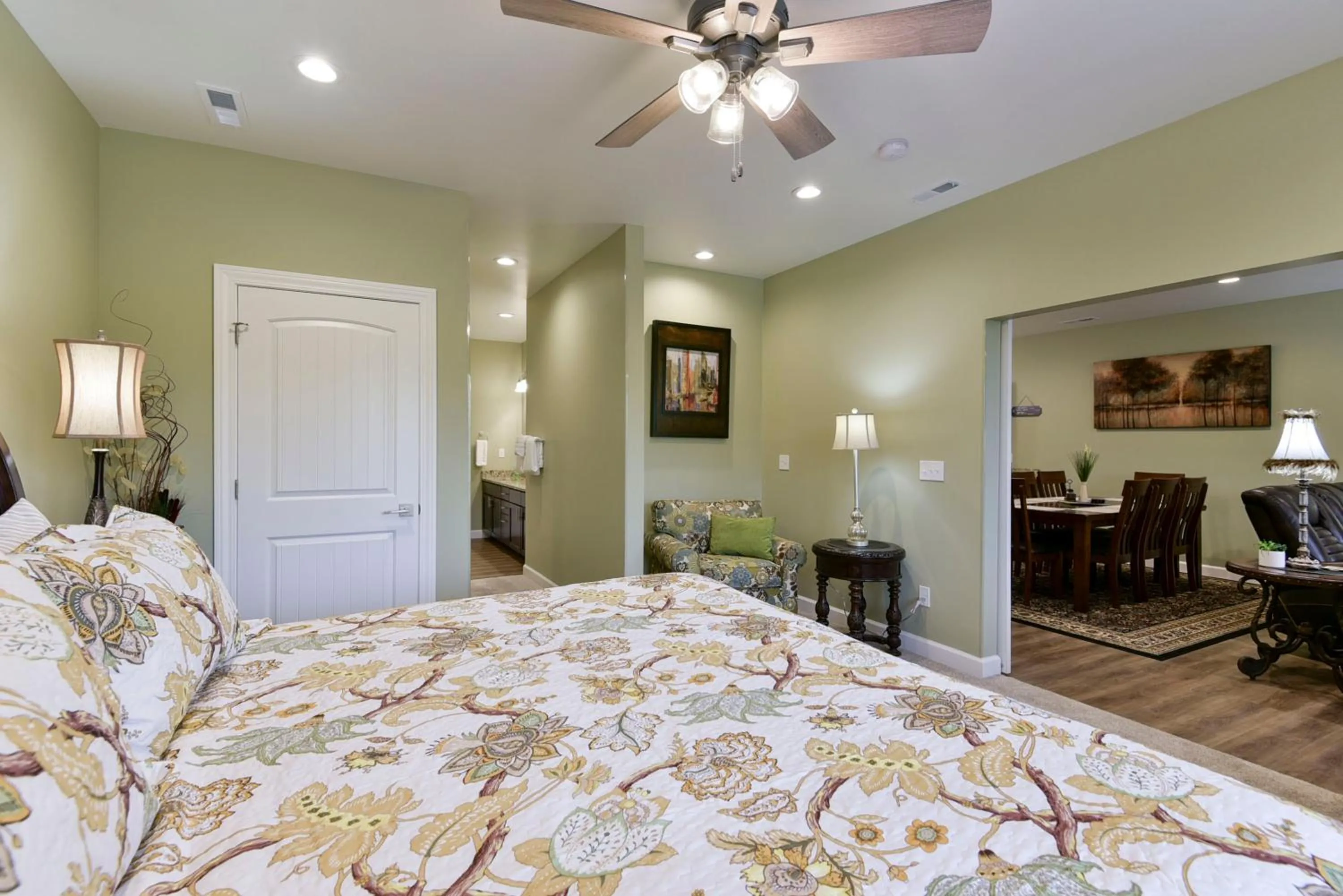 Bed in Luxury Condos at Thousand Hills - Heart of Branson - Beautifully remodeled - Spacious and Affordable