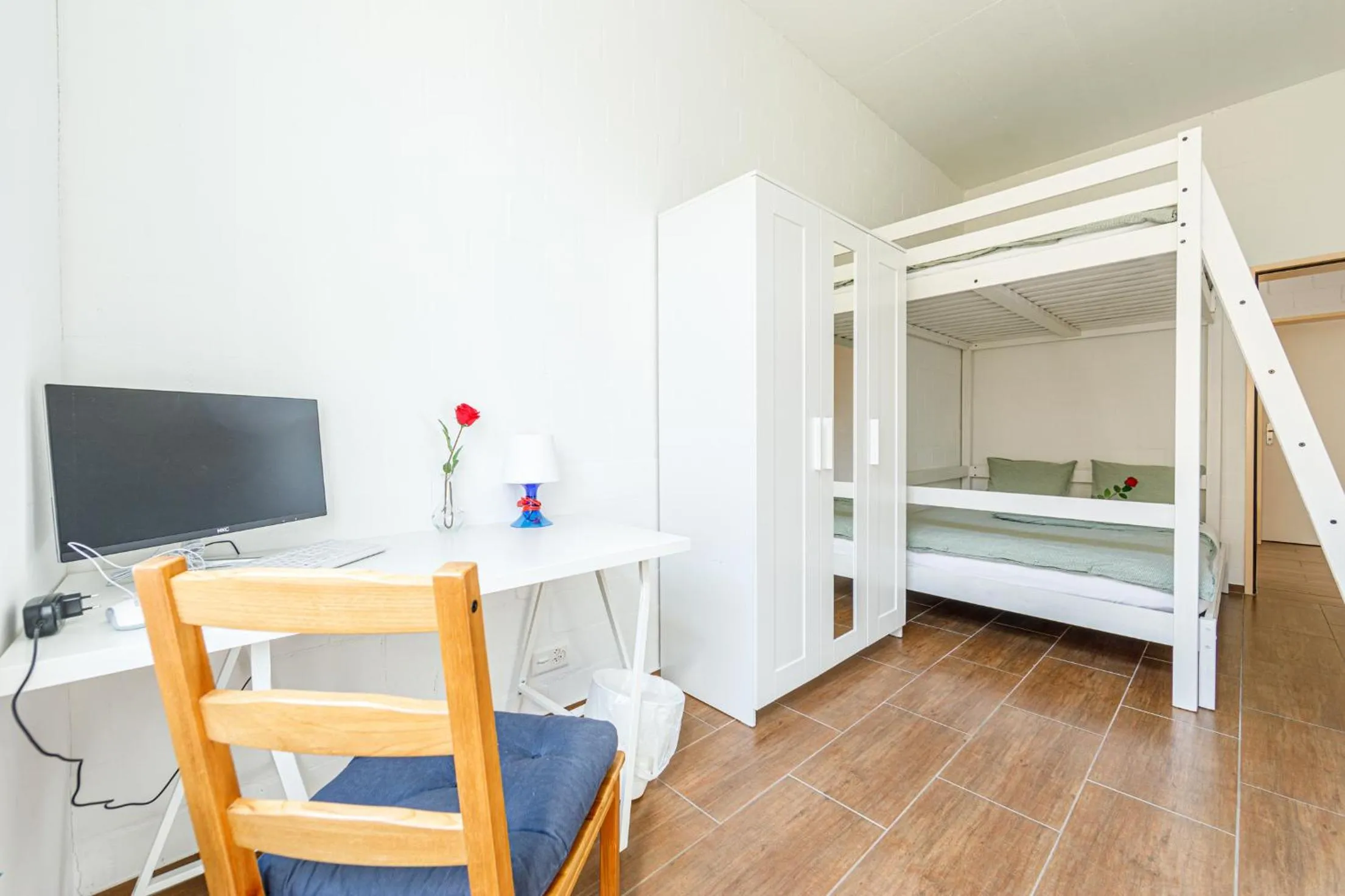 Budget Double or Twin Room in YELLOW INN - SIMPLE ROOMS -- OLMA Messen & Autobahn 1 Min, HSG 6 Min, Spital 7min, günstige Parkplätze