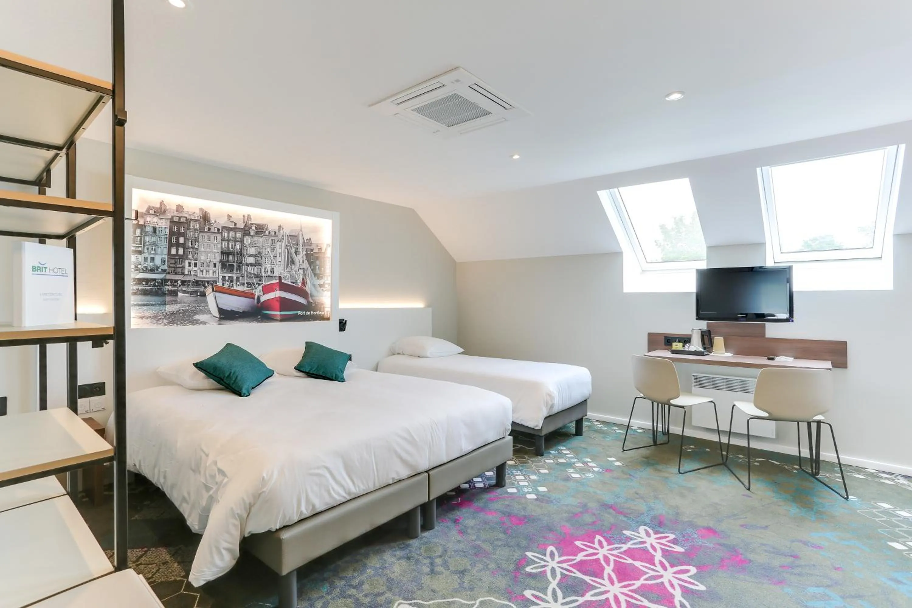 TV and multimedia, Bed in Brit Hotel Caen Nord - Mémorial