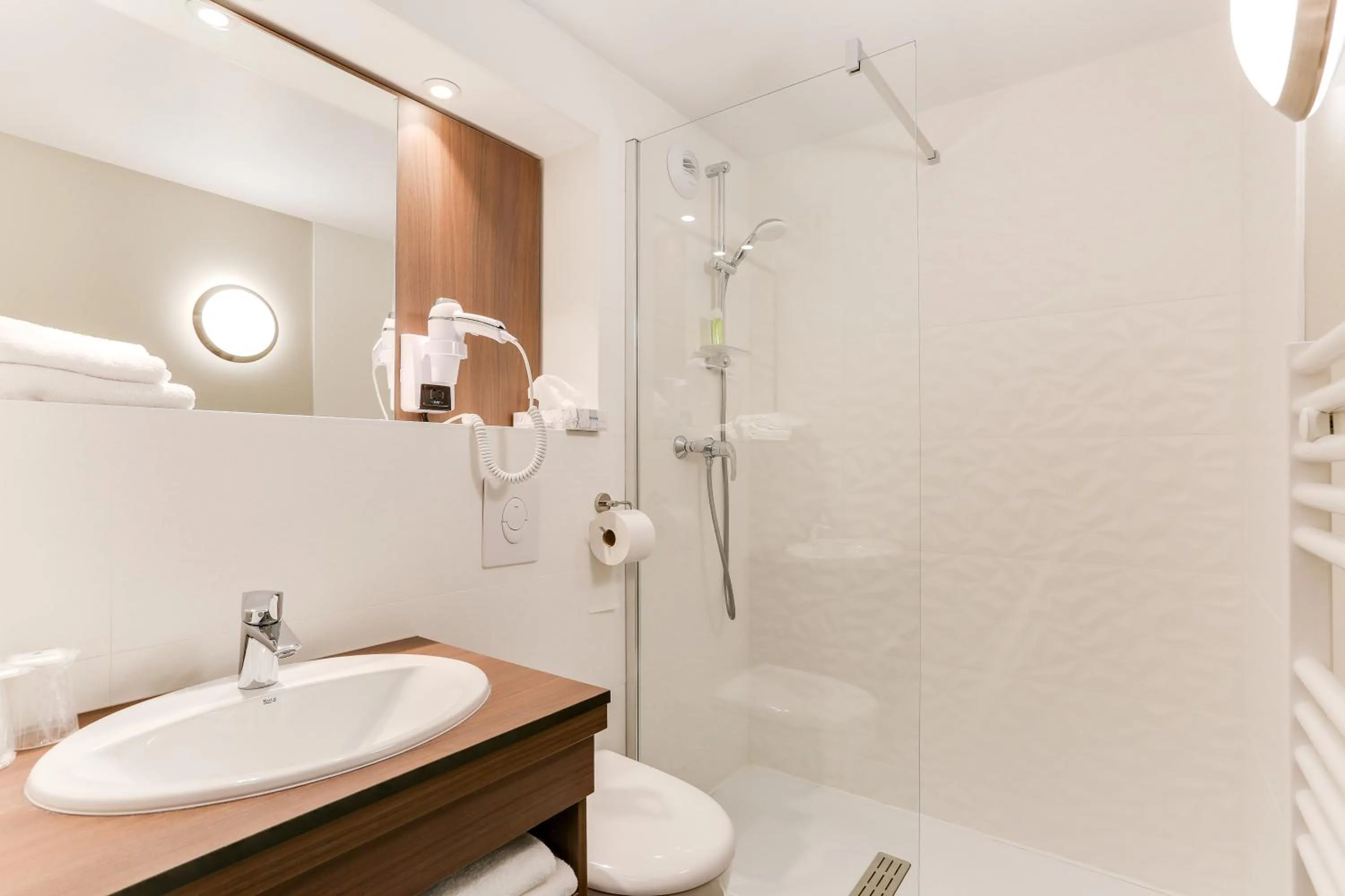 Toilet in Brit Hotel Caen Nord - Mémorial