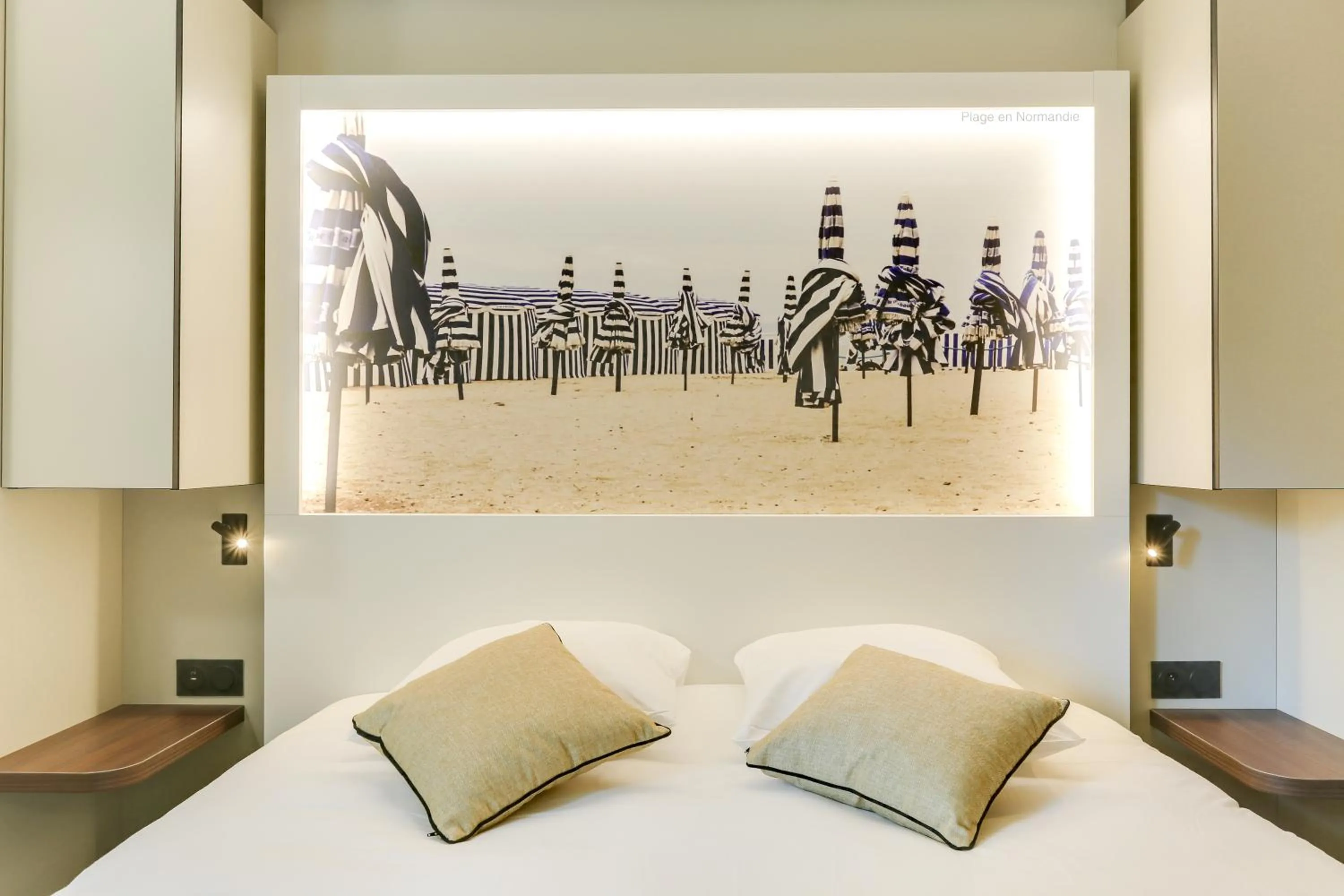 Decorative detail, Bed in Brit Hotel Caen Nord - Mémorial