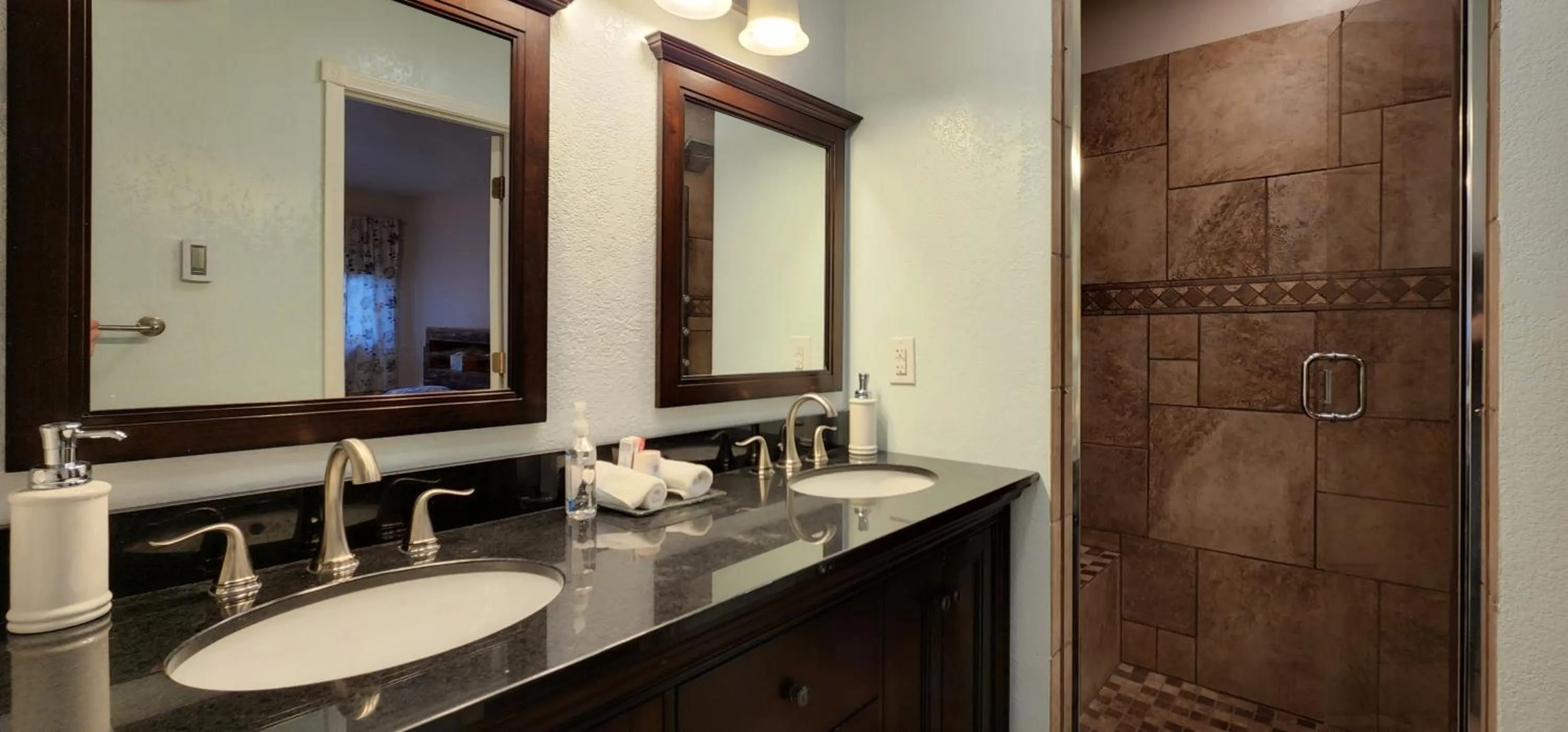 Bathroom in Trinity Escapes - Two Bedroom two bathroom full Apartment near airport