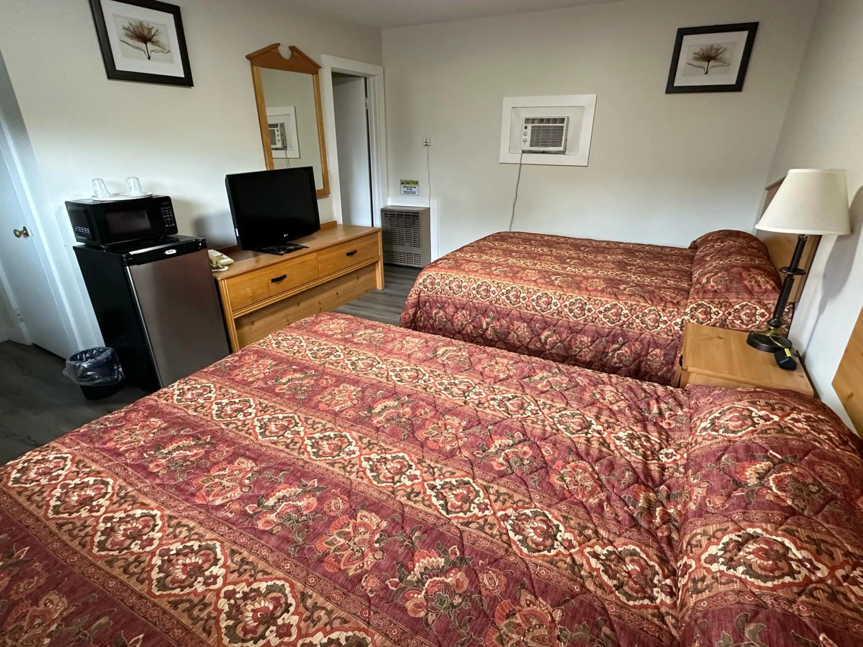 Bedroom, Bed in Oakdell Motel WATERFORD CT