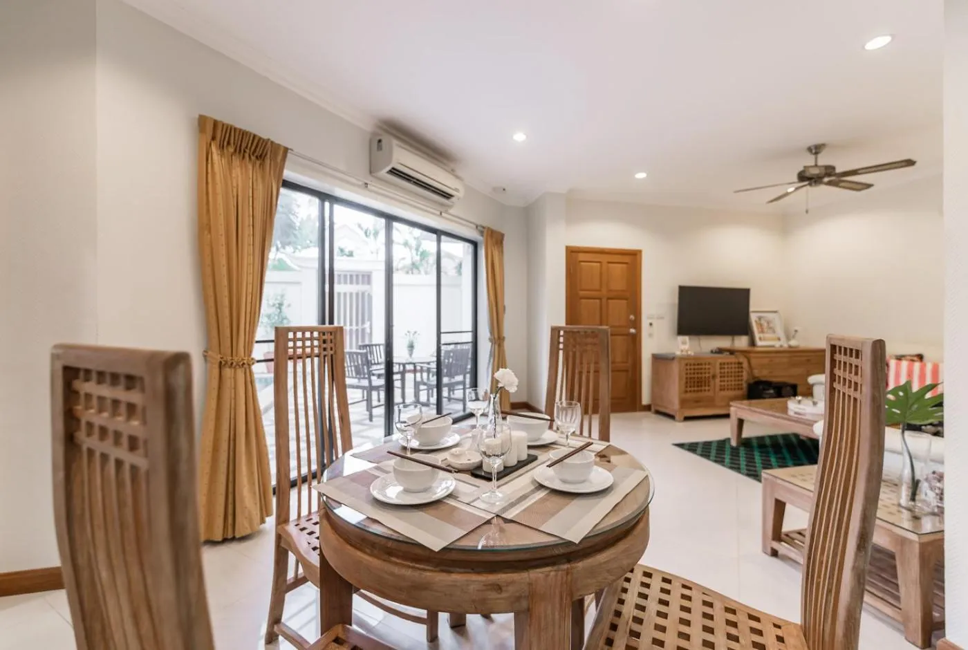 Dining area in AnB poolvilla 2BR with private beach in pratamnak