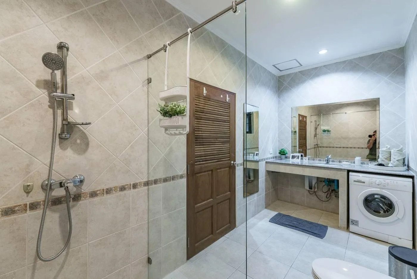 Shower in AnB poolvilla 2BR with private beach in pratamnak