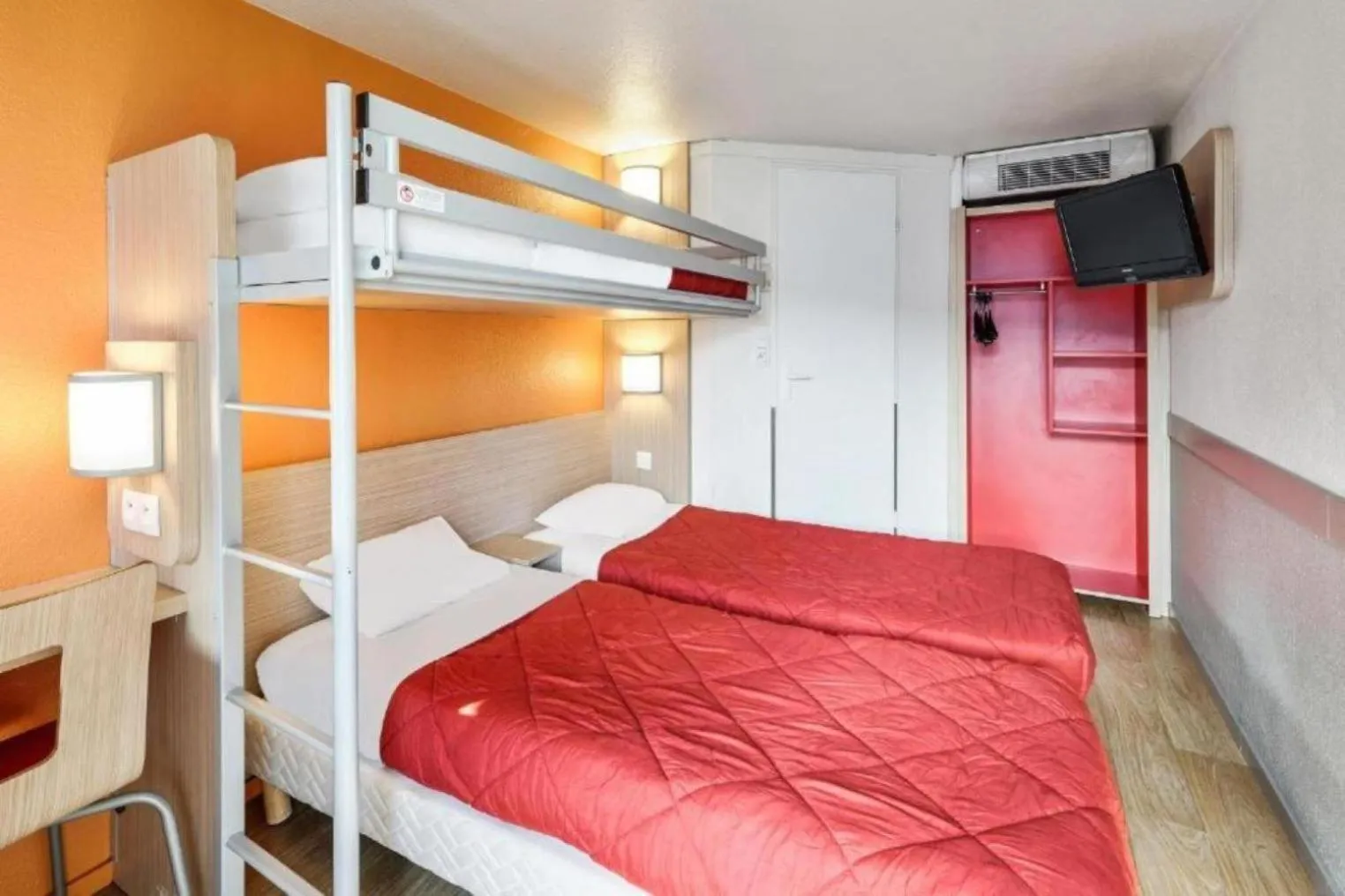 Bathroom, Bed in Premiere Classe Creil - Villers Saint Paul