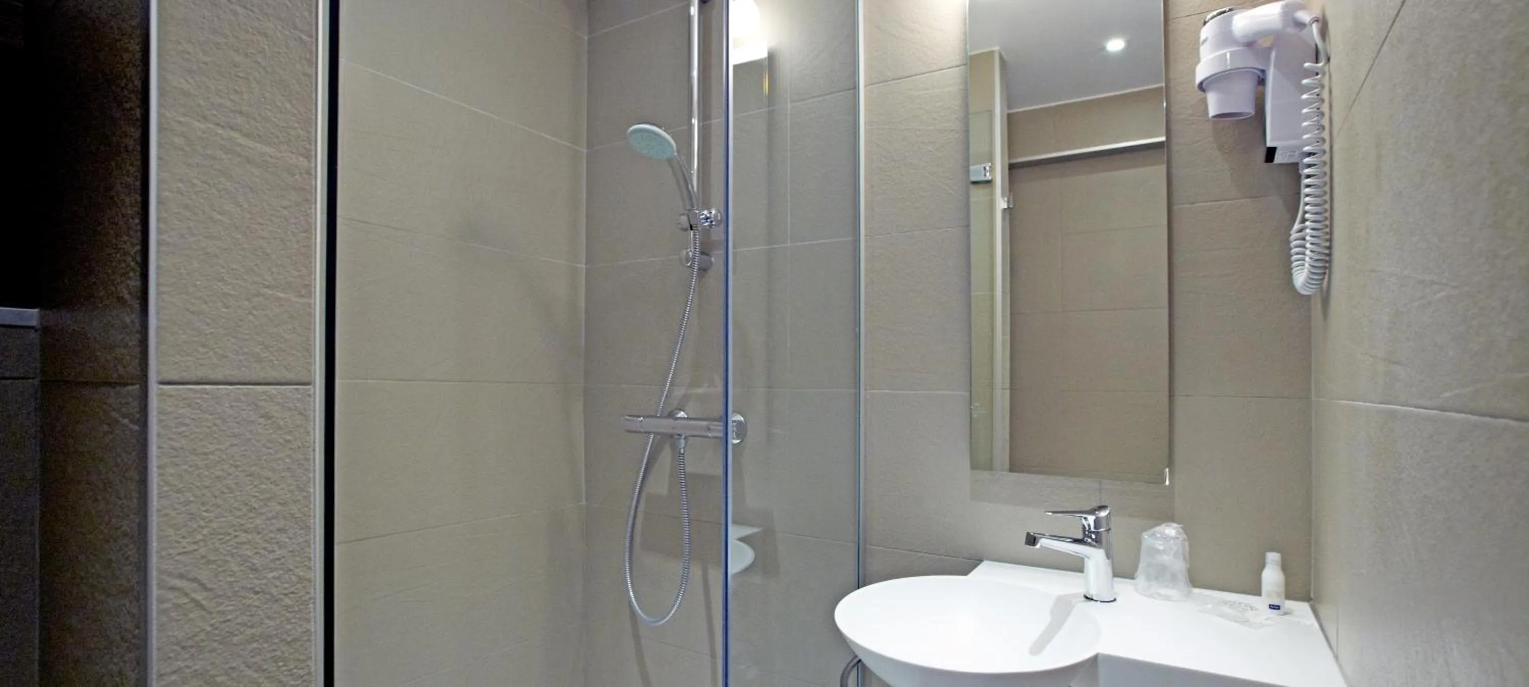 Shower in Kyriad Valence Nord Bourg-Les-Valence