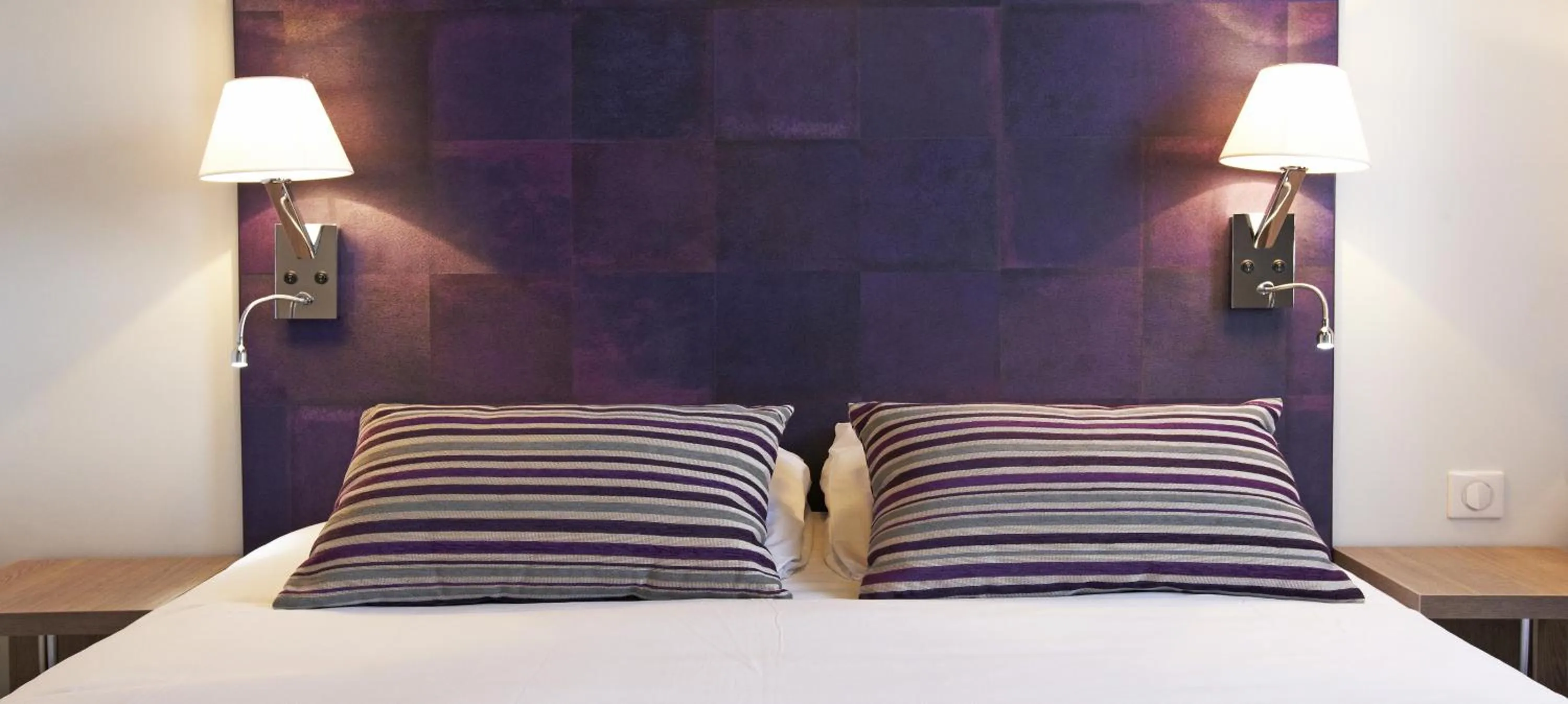 Decorative detail, Bed in Kyriad Valence Nord Bourg-Les-Valence