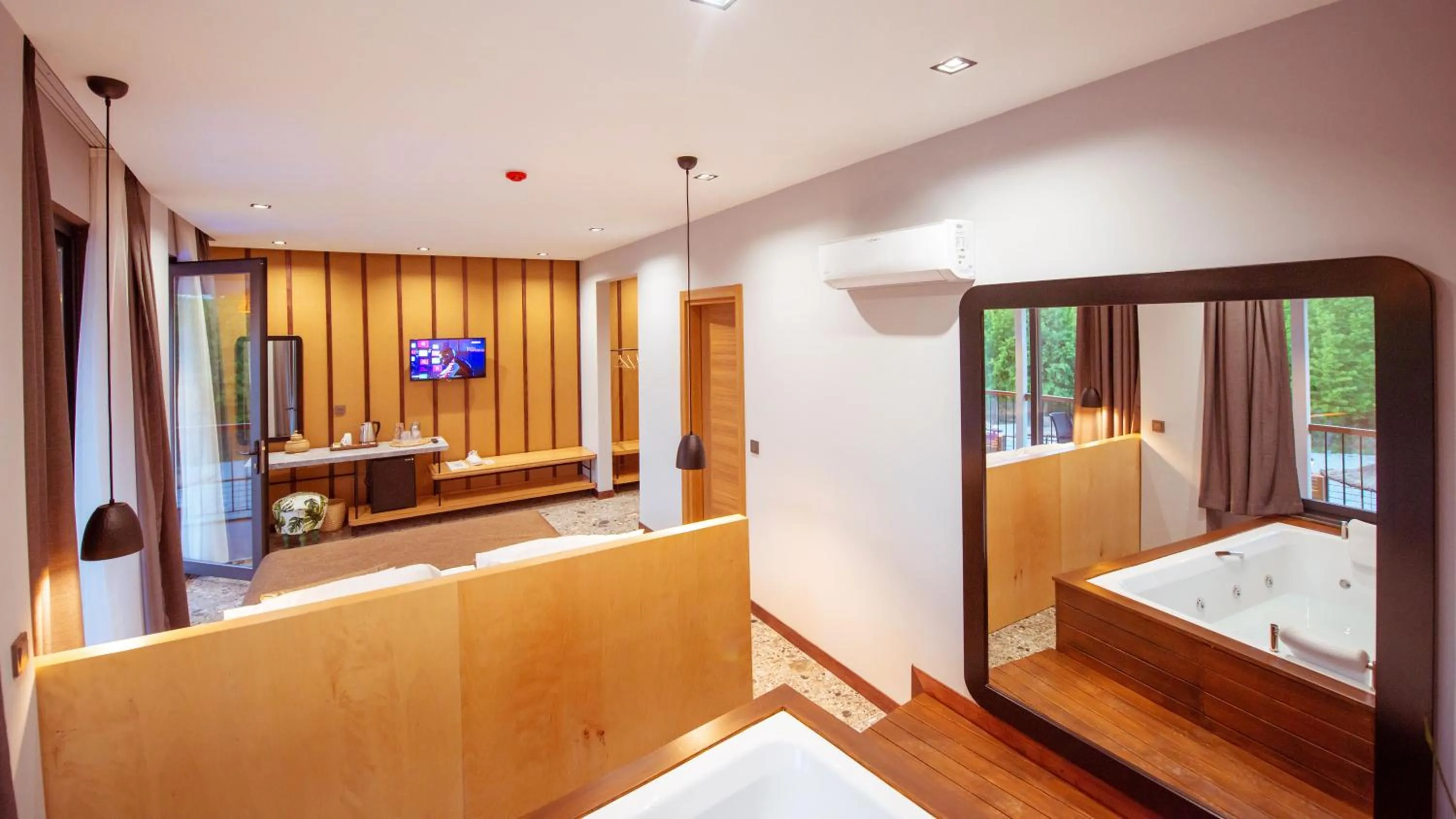 Hot Tub, Bed in Arwen Hotel