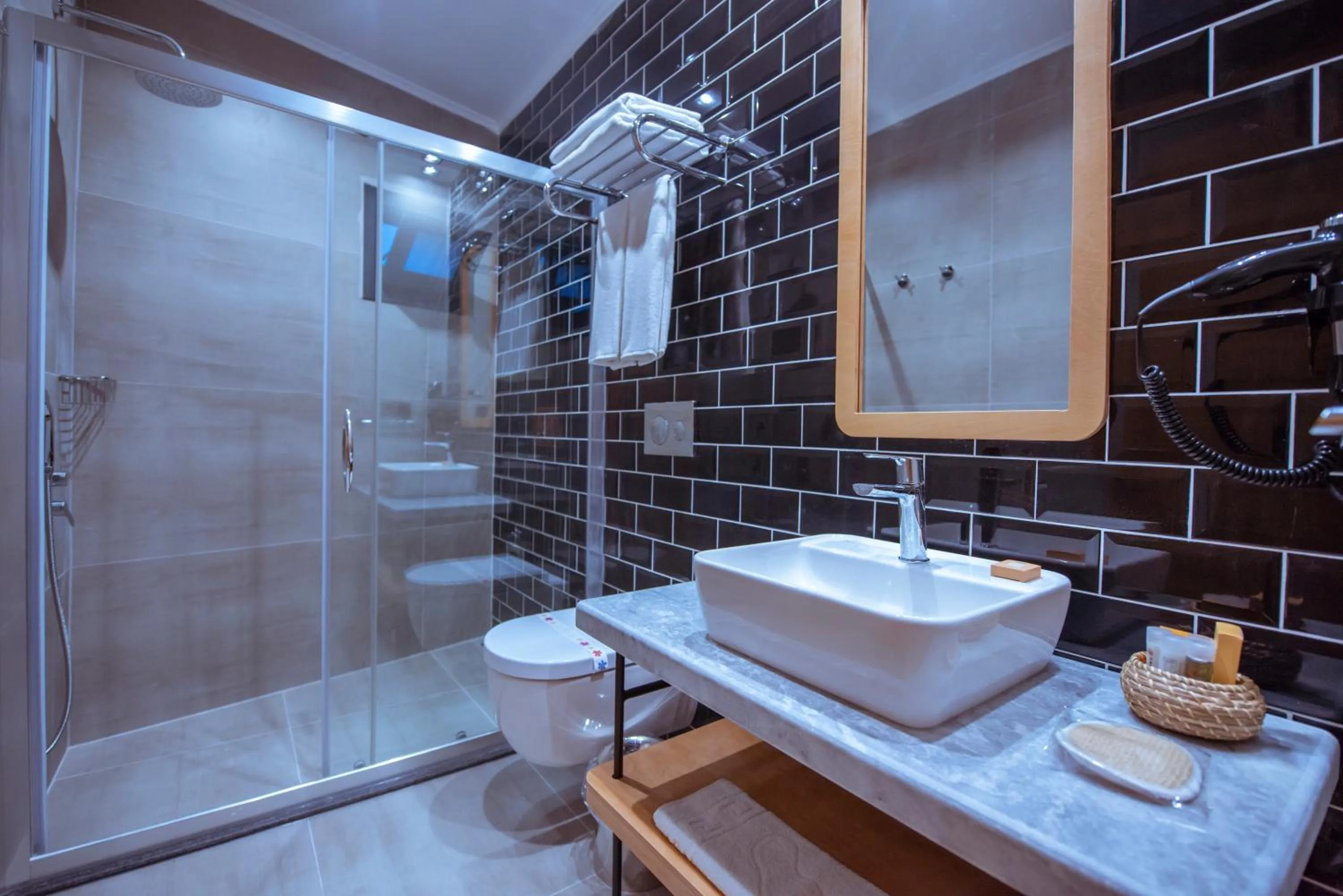 Shower in Arwen Hotel