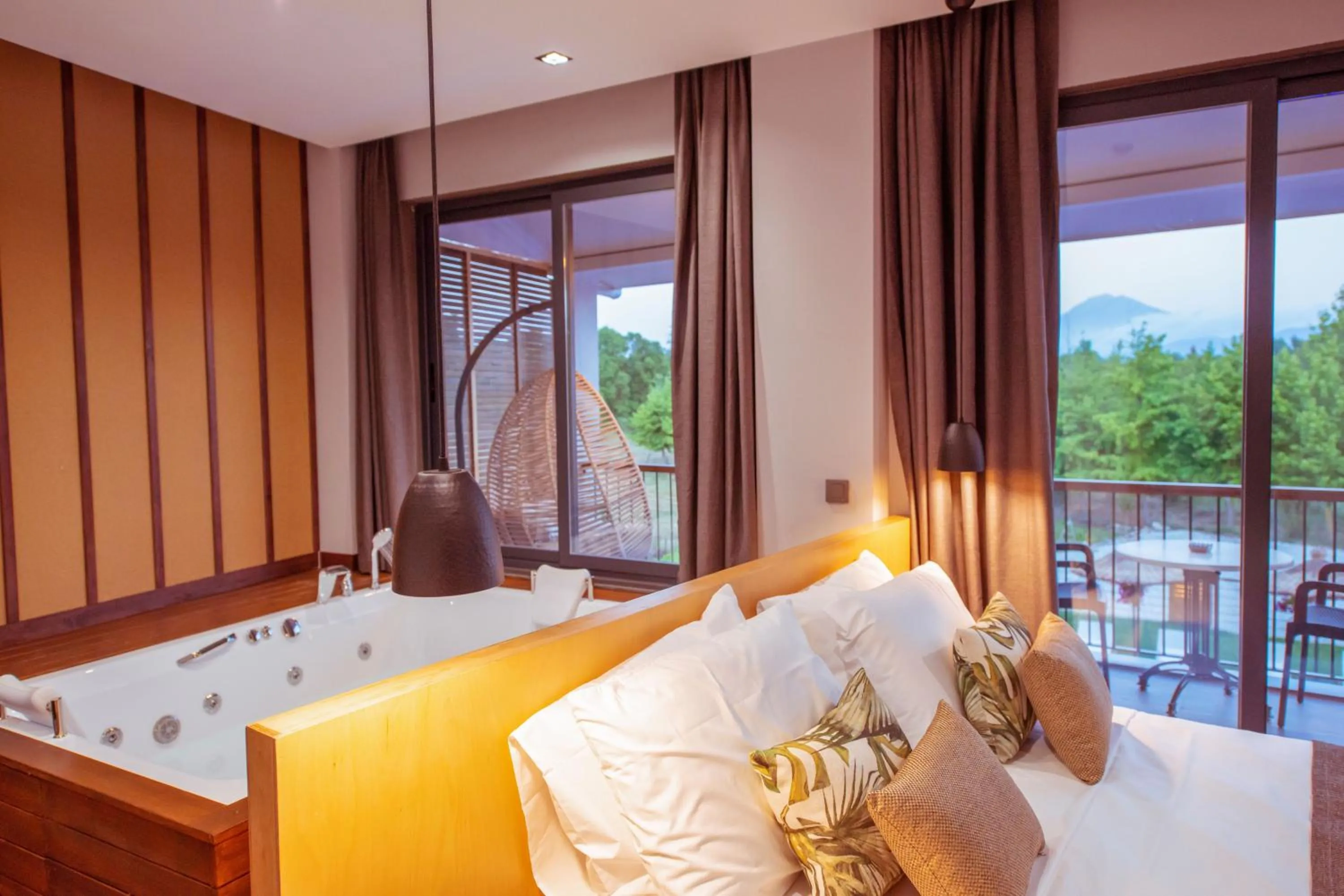 Hot Tub, Bed in Arwen Hotel