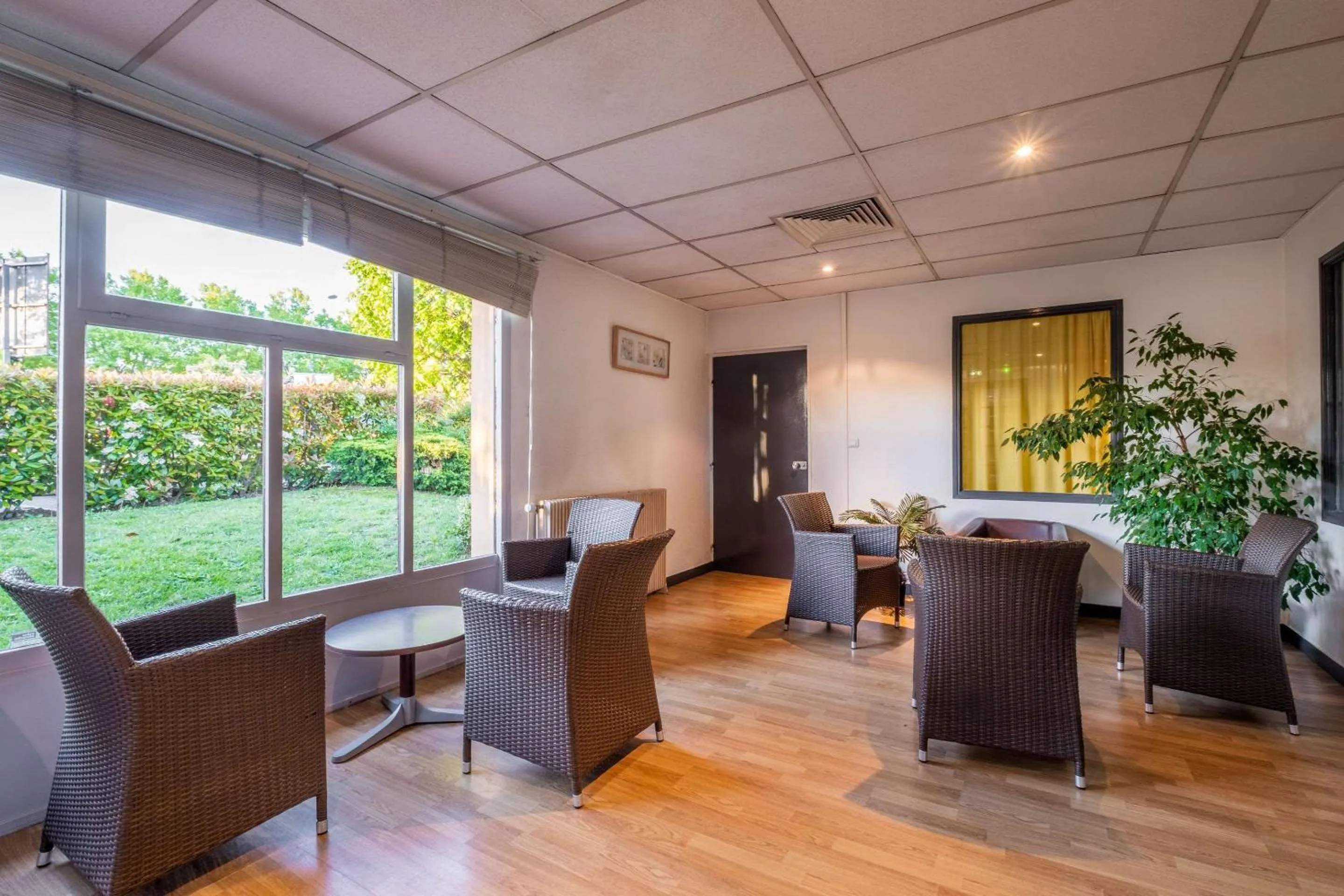 Lobby or reception in Comfort Hôtel RUNGIS-ORLY