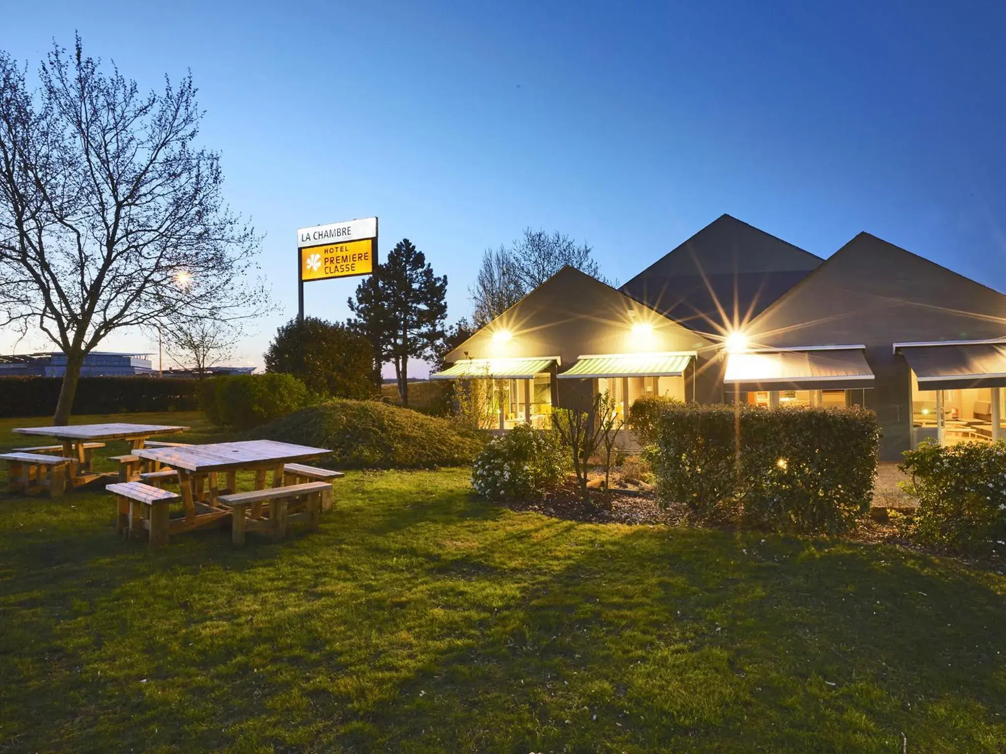 Facade/entrance in Premiere Classe Poitiers Futuroscope - Chasseneuil Facade/entrance in Premiere Classe Poitiers Futuroscope - Chasseneuil
