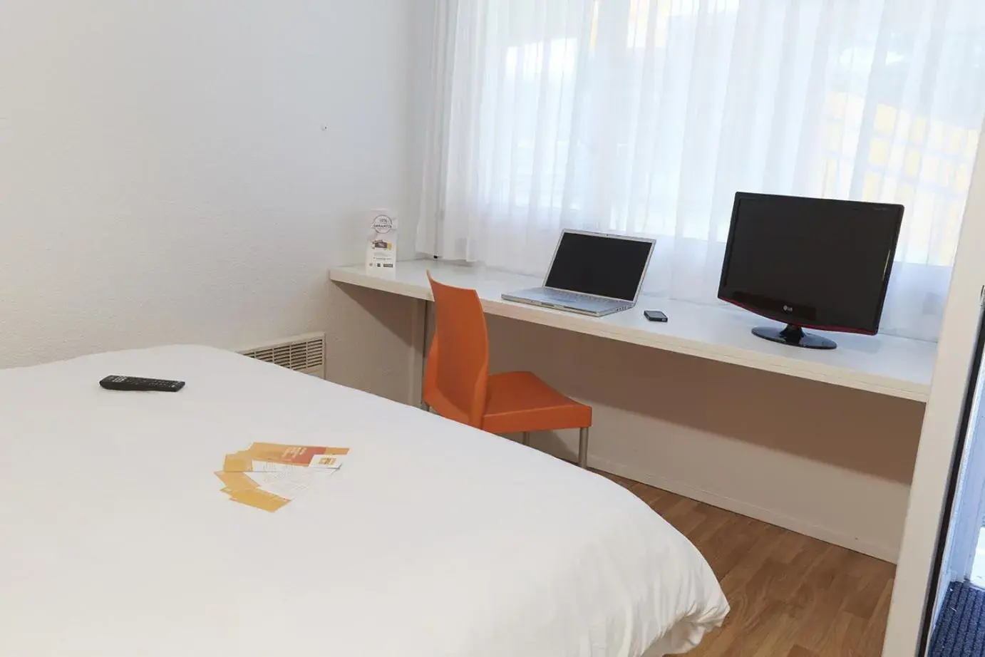 Photo of the whole room, Bed in Premiere Classe Poitiers Futuroscope - Chasseneuil Photo of the whole room, Bed in Premiere Classe Poitiers Futuroscope - Chasseneuil