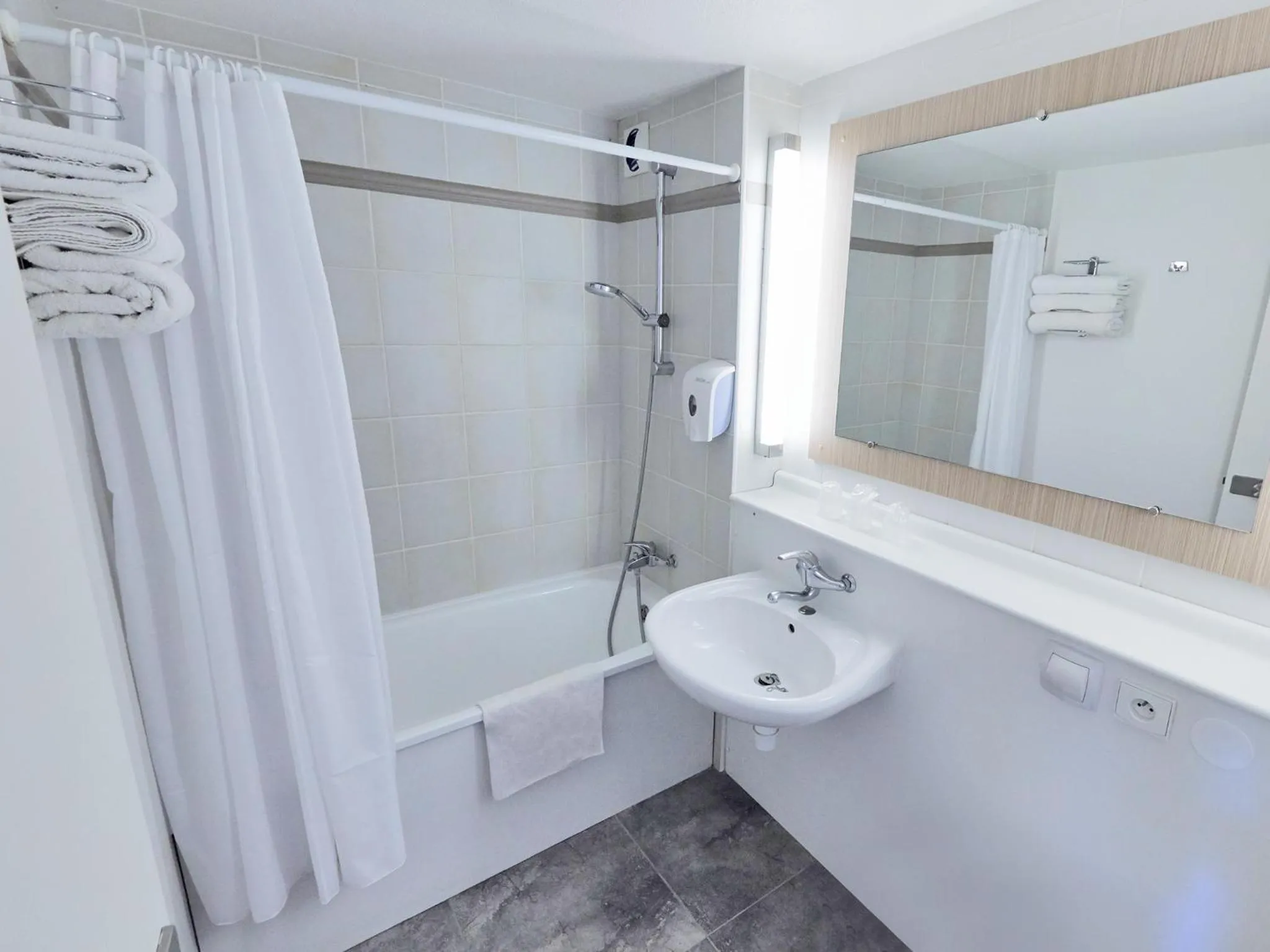 Bathroom in Premiere Classe Poitiers Futuroscope - Chasseneuil