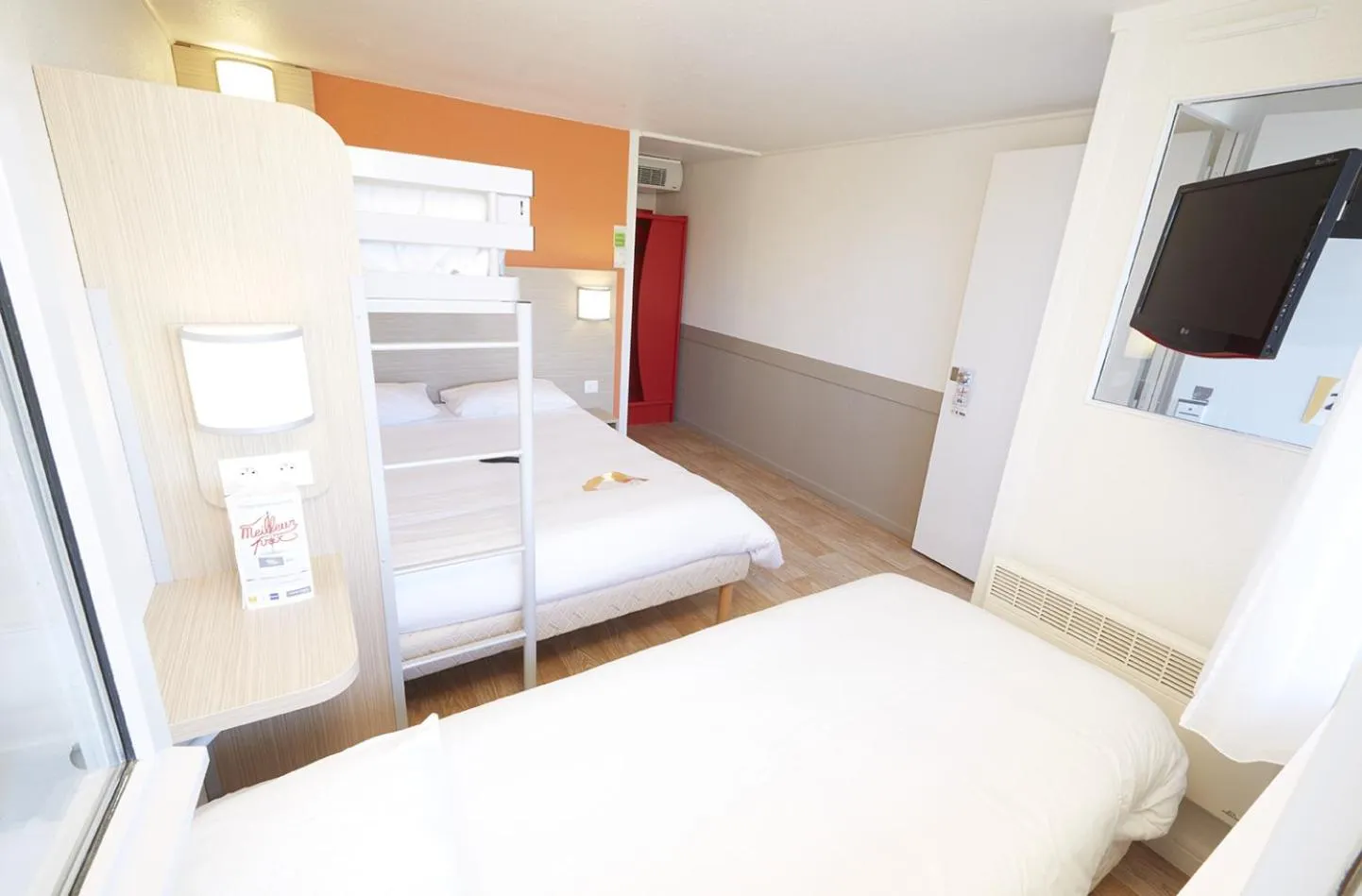 Photo of the whole room, Bed in Premiere Classe Poitiers Futuroscope - Chasseneuil