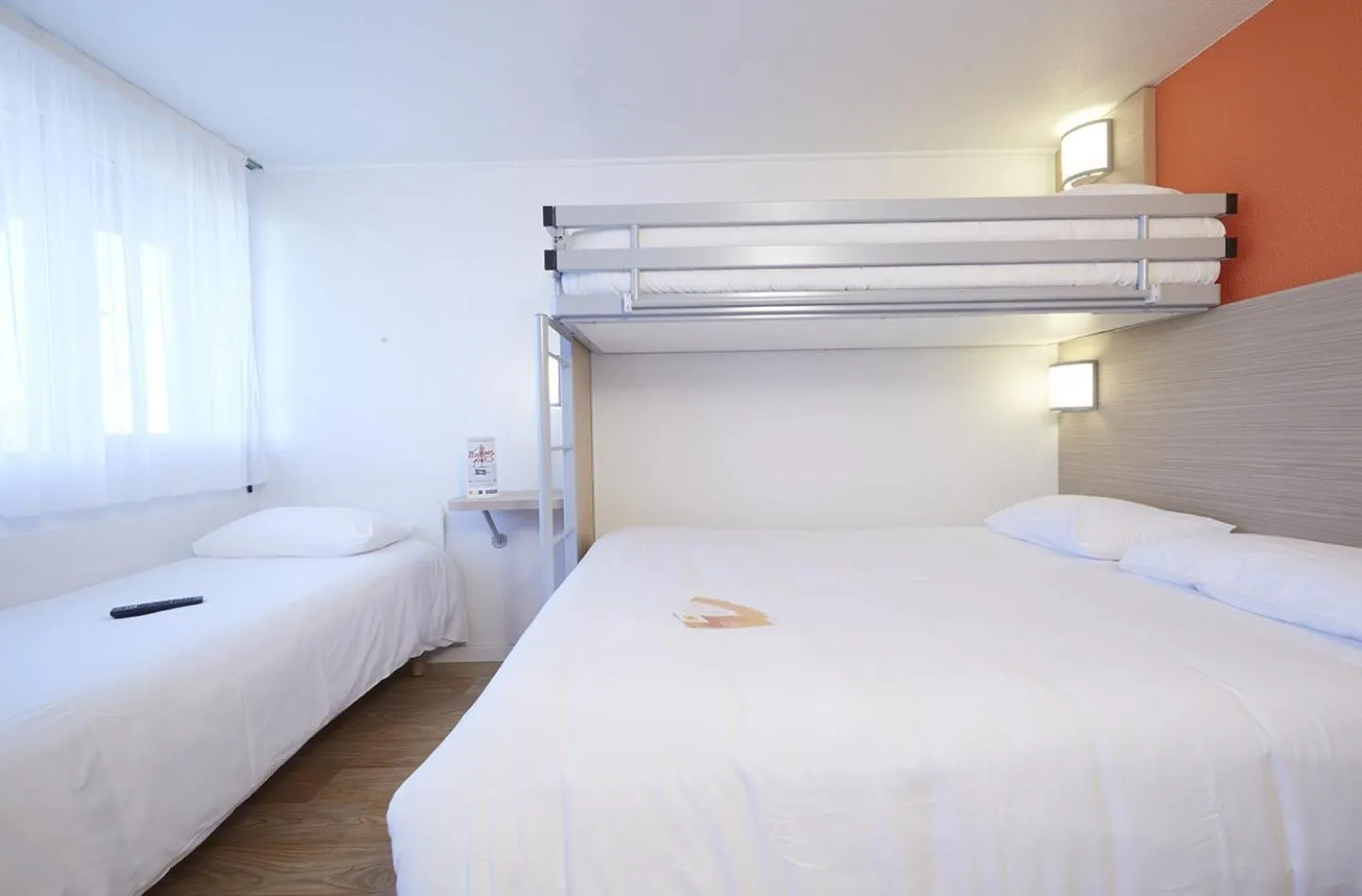 Photo of the whole room, Bed in Premiere Classe Poitiers Futuroscope - Chasseneuil