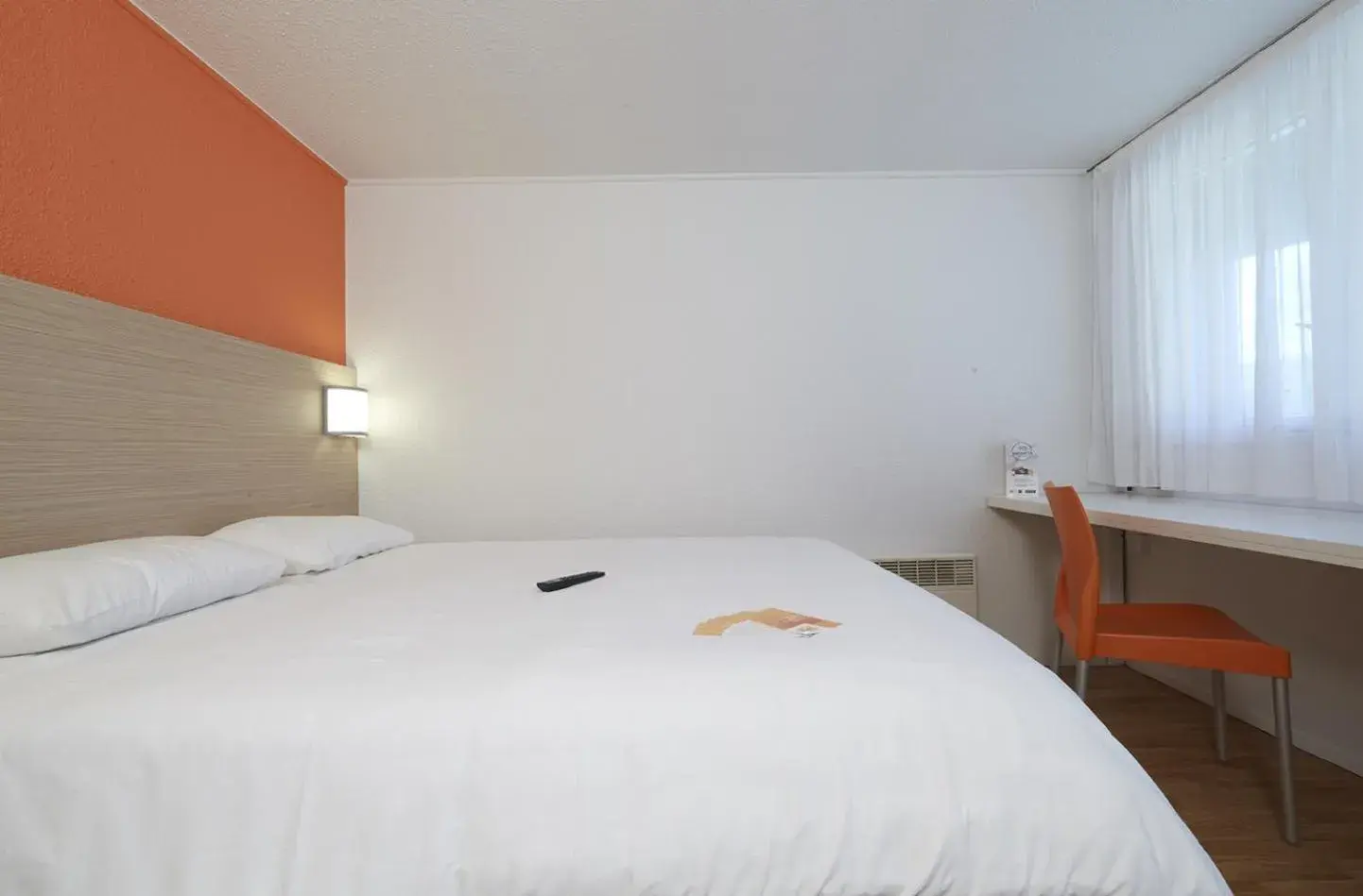 Photo of the whole room, Bed in Premiere Classe Poitiers Futuroscope - Chasseneuil Photo of the whole room, Bed in Premiere Classe Poitiers Futuroscope - Chasseneuil