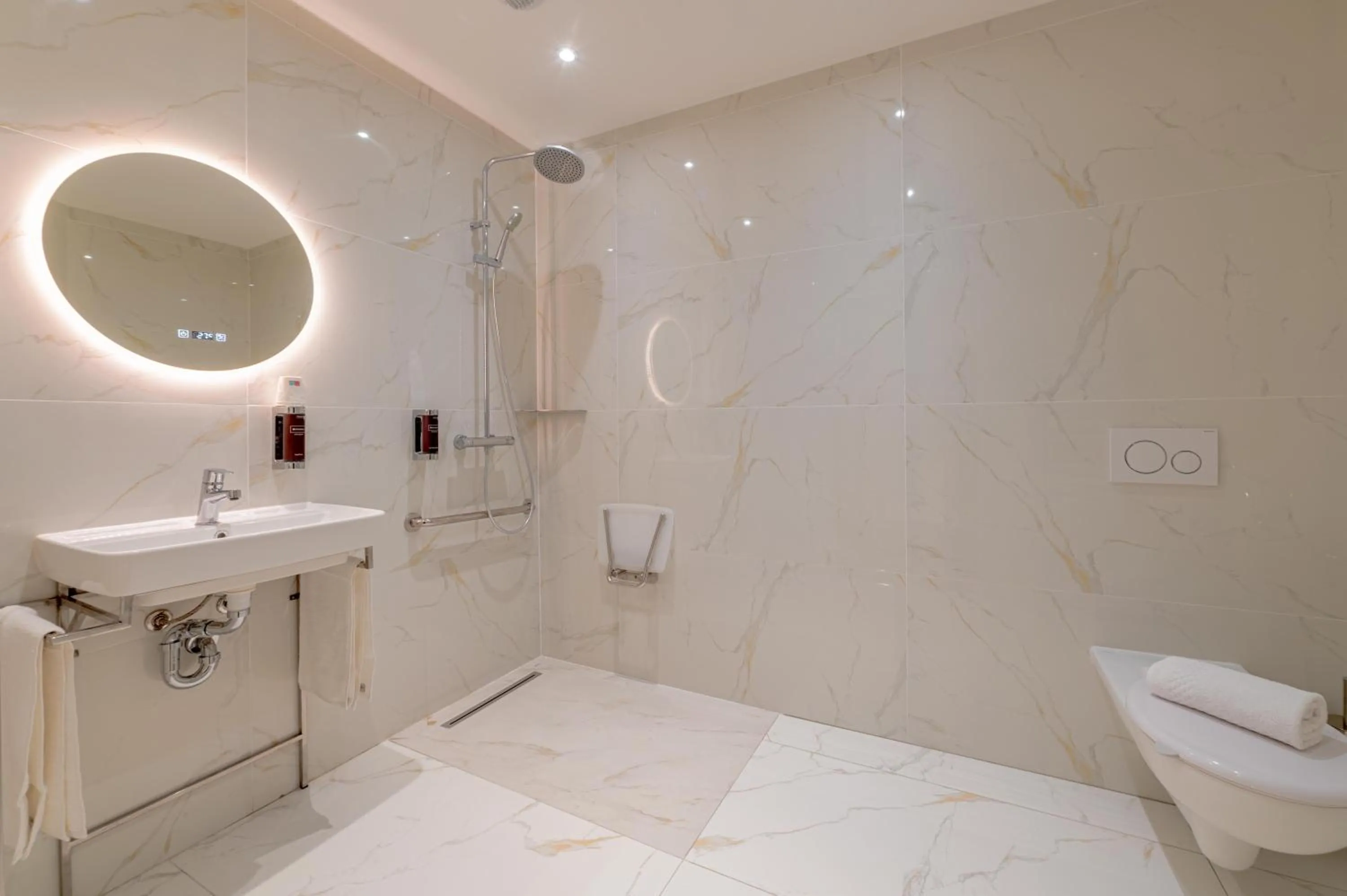 Bathroom in Grand Hotel Sénia - Paris Orly Airport