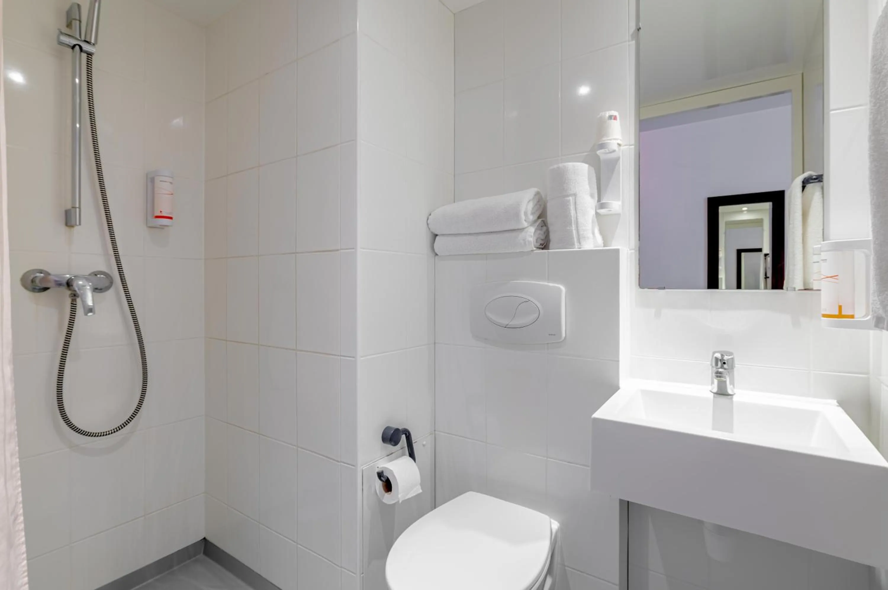 Shower in Grand Hotel Sénia - Paris Orly Airport