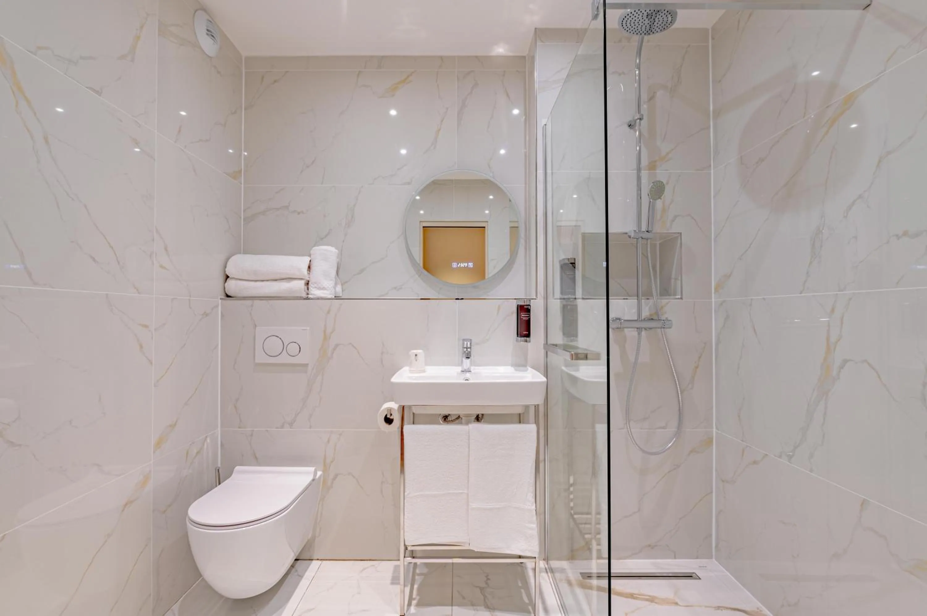 Shower in Grand Hotel Sénia - Paris Orly Airport