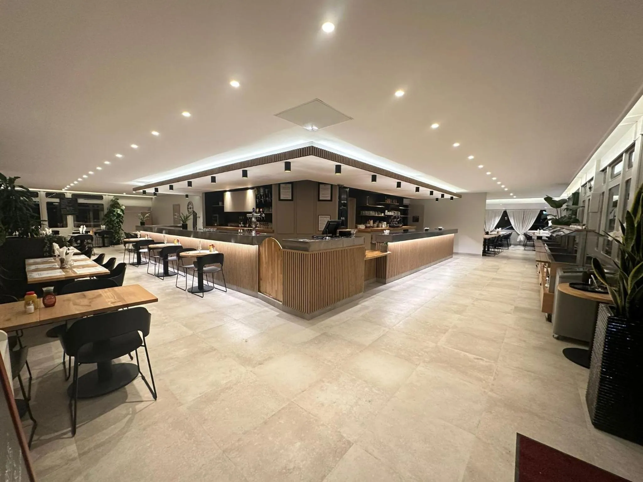 Restaurant/places to eat in Grand Hotel Sénia - Paris Orly Airport