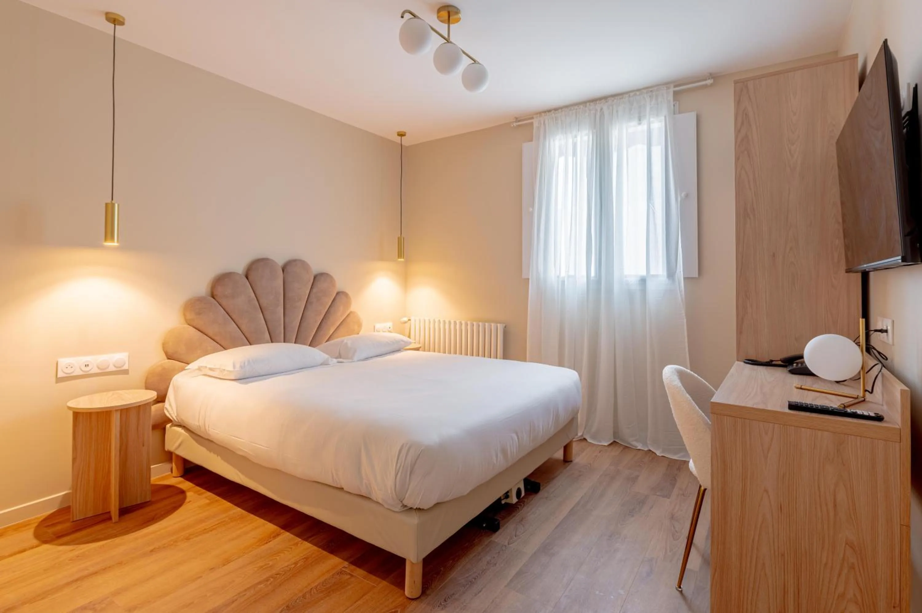 TV and multimedia, Bed in Grand Hotel Sénia - Paris Orly Airport