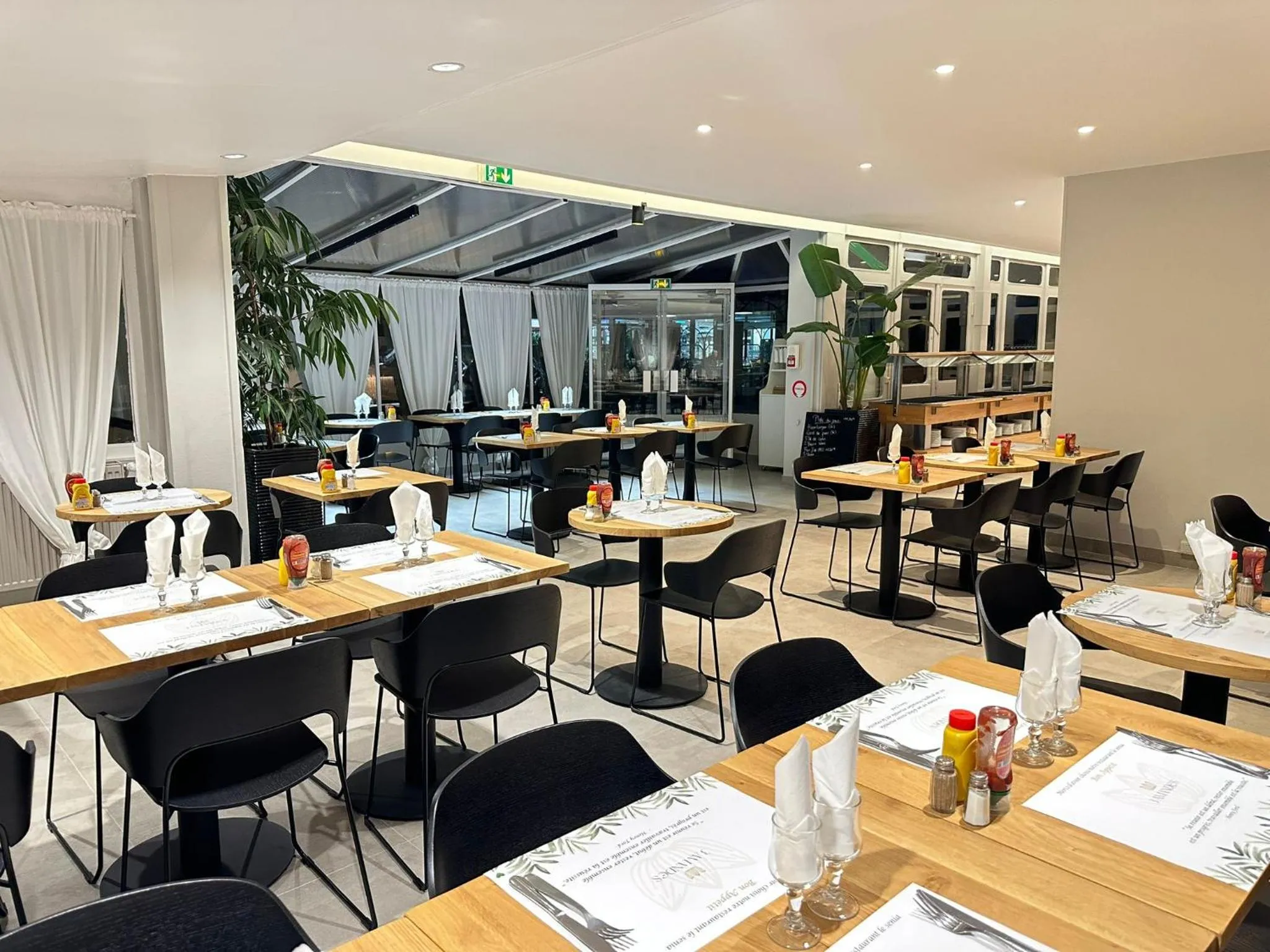 Restaurant/places to eat in Grand Hotel Sénia - Paris Orly Airport