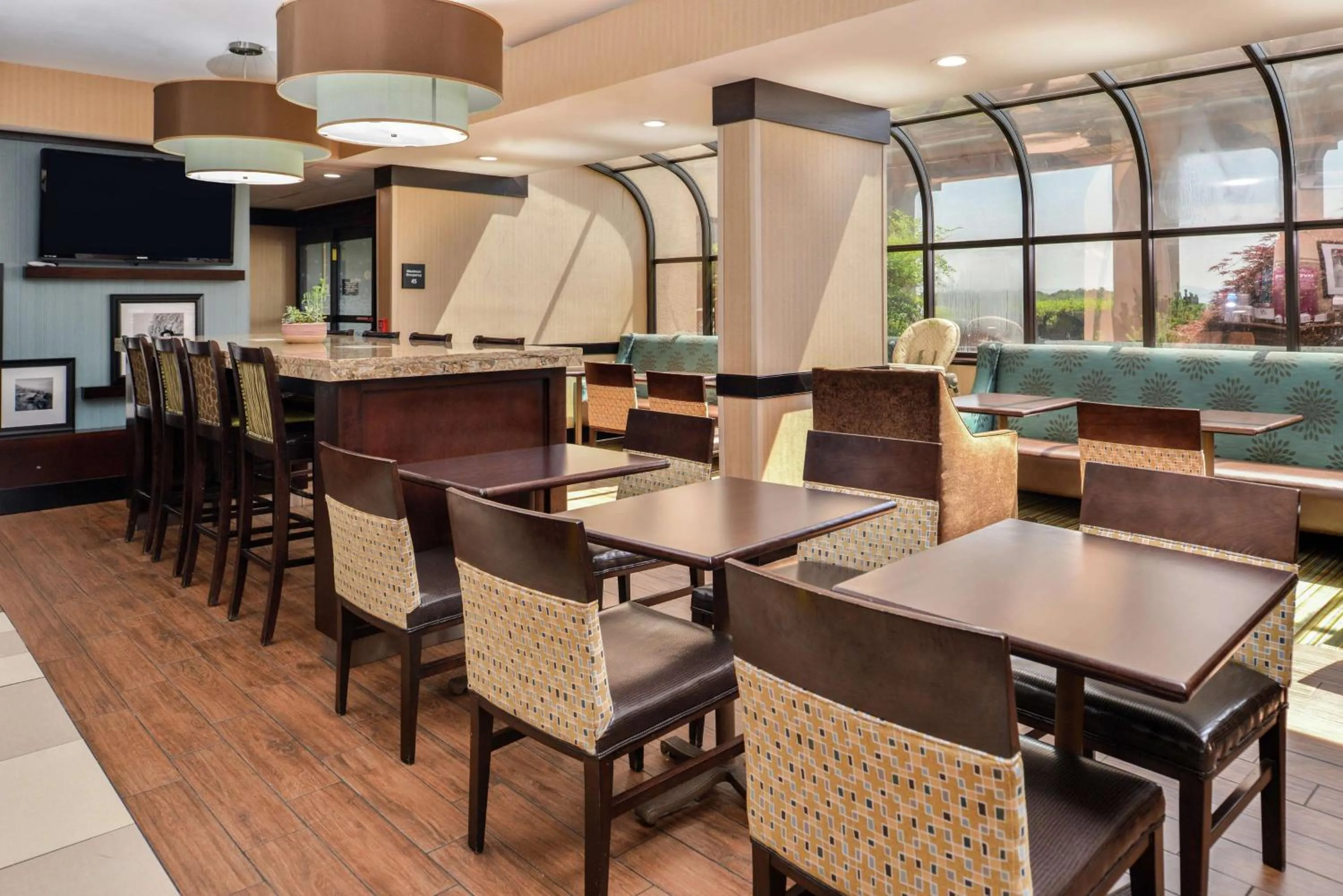 Dining area in Hampton Inn Staunton