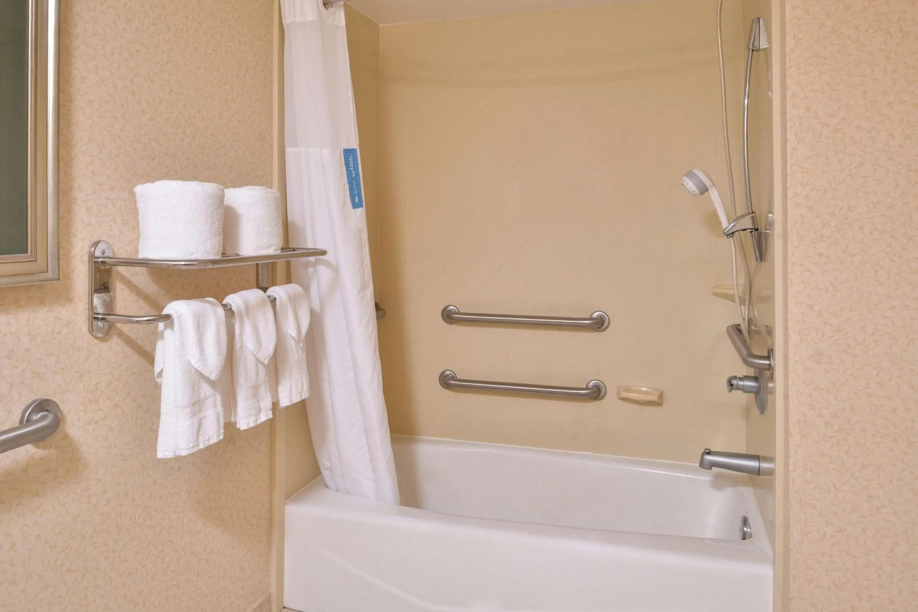 Bathroom in Hampton Inn Staunton