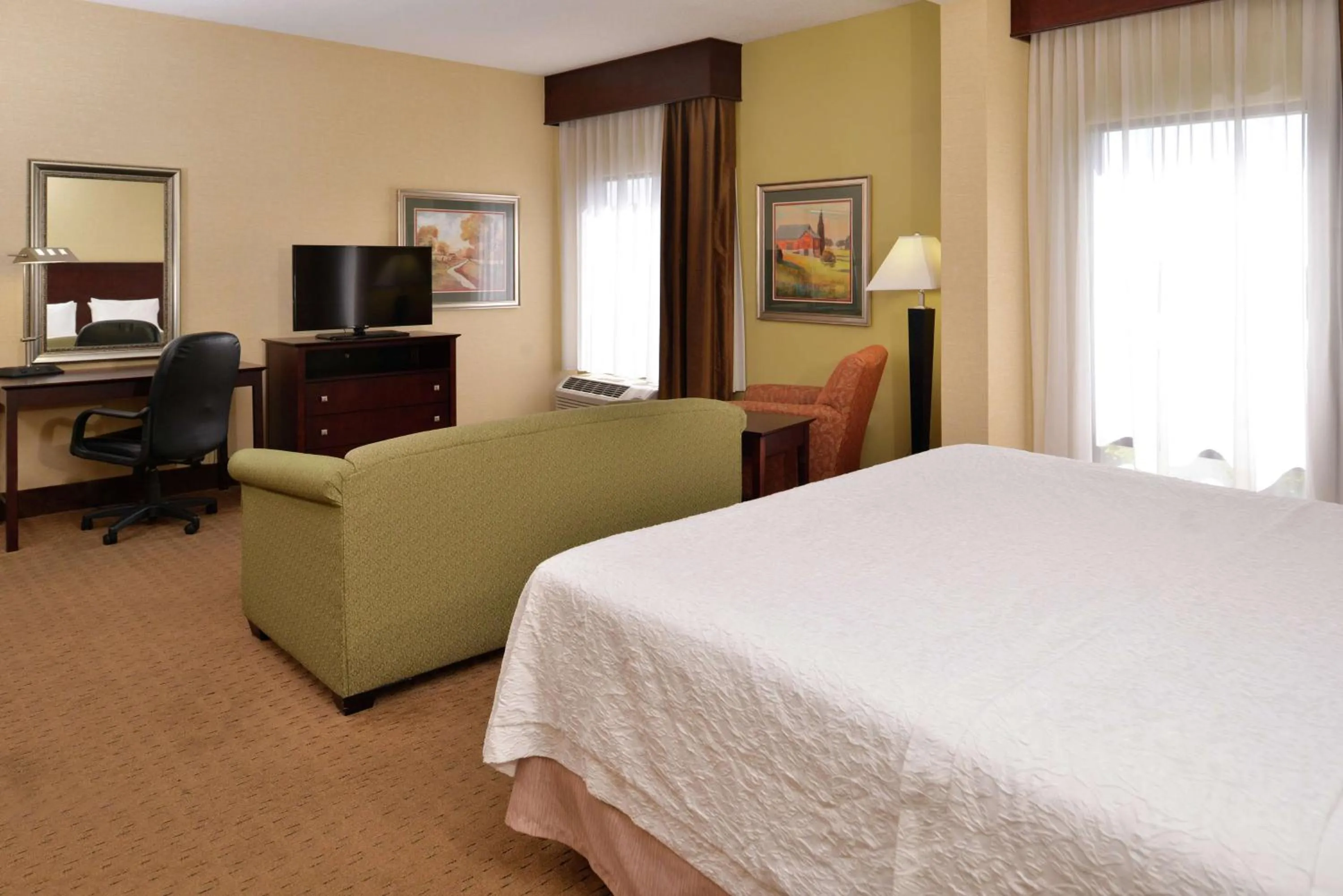 Bedroom, Bed in Hampton Inn Staunton