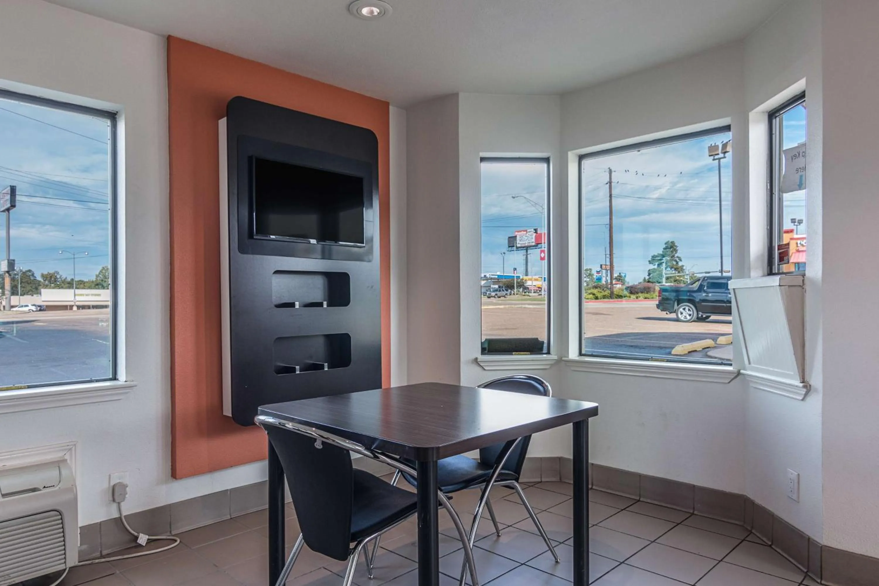 Communal lounge/ TV room in Motel 6-Texarkana, AR