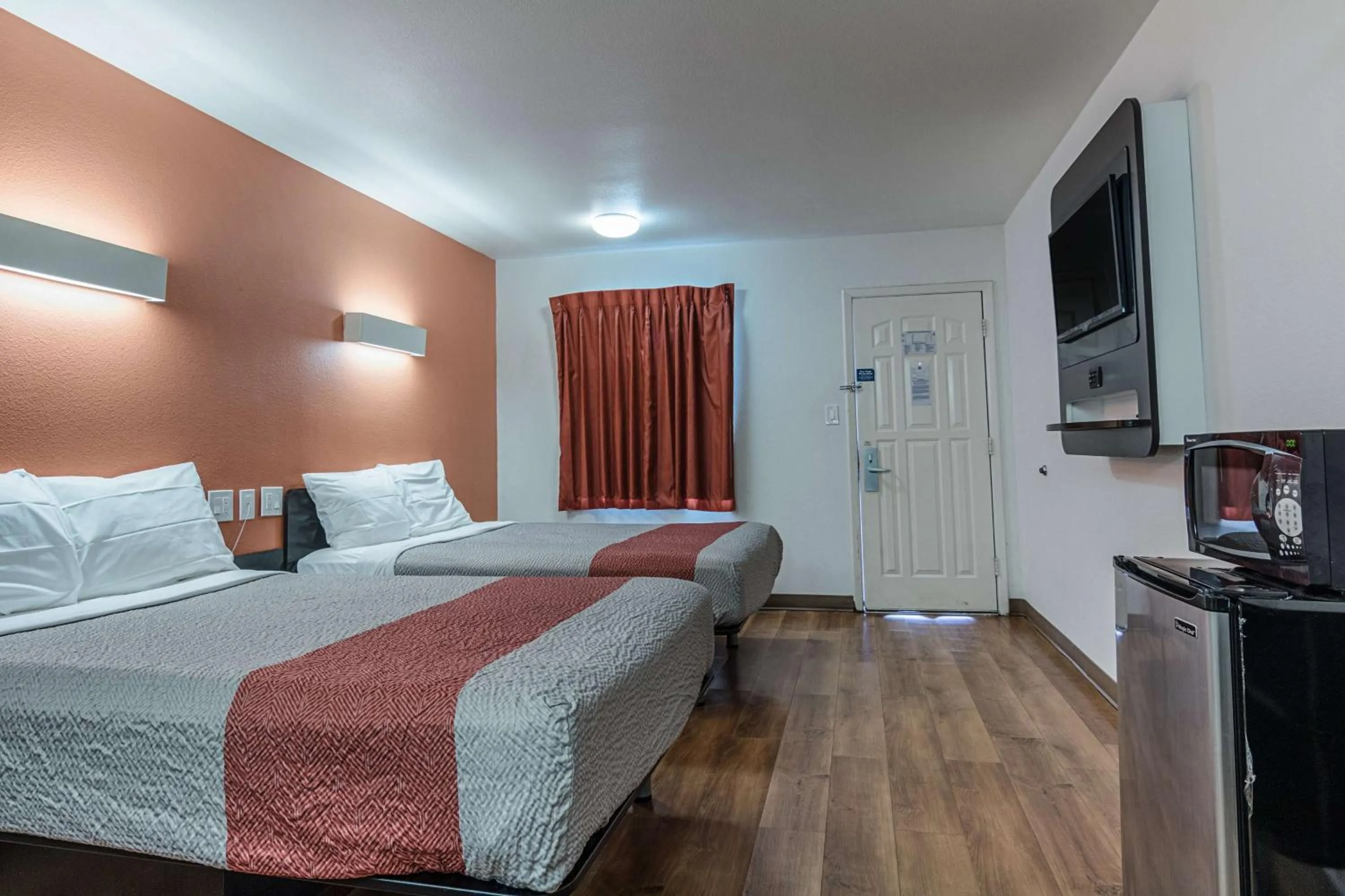 TV and multimedia, Bed in Motel 6-Texarkana, AR