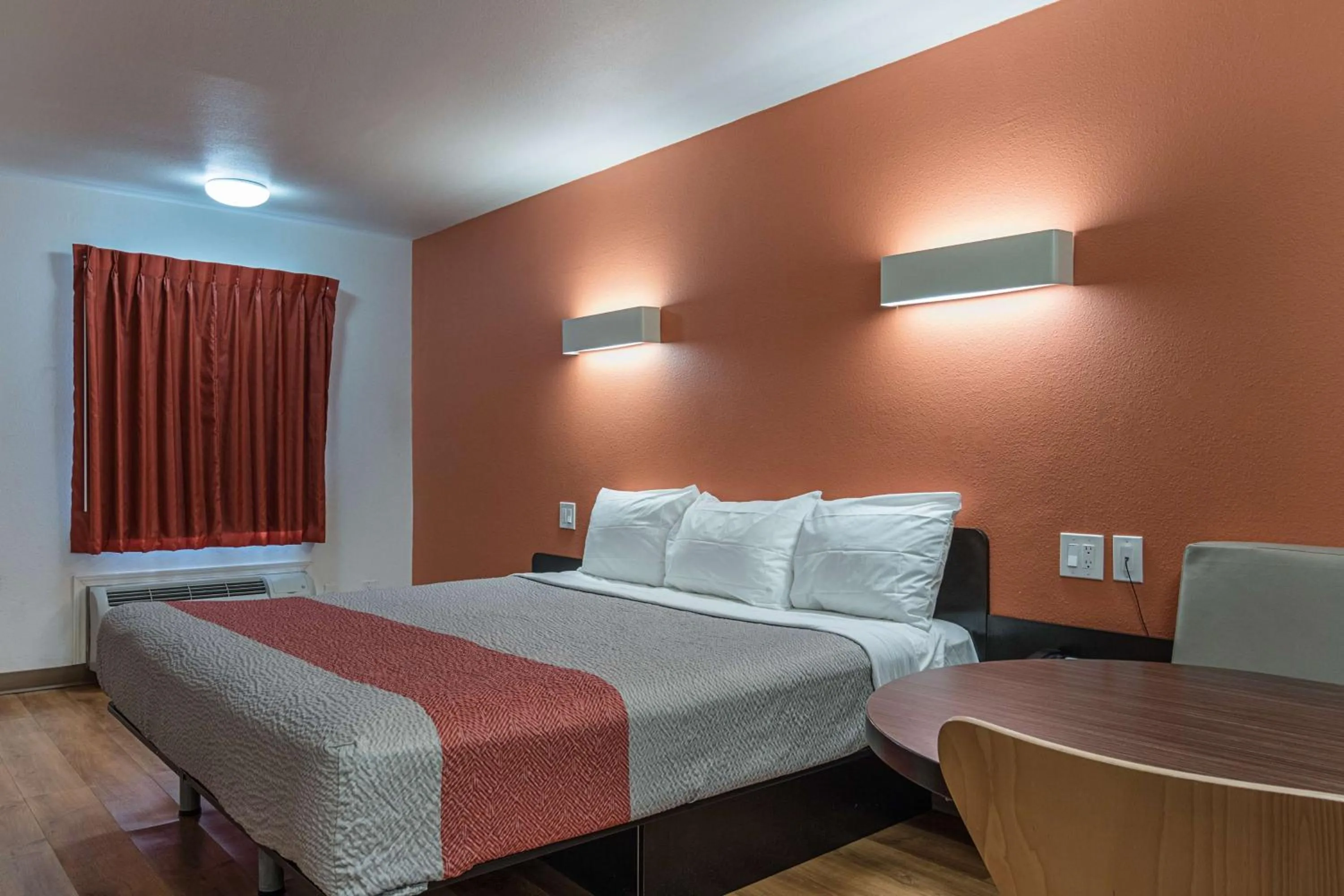 Photo of the whole room, Bed in Motel 6-Texarkana, AR