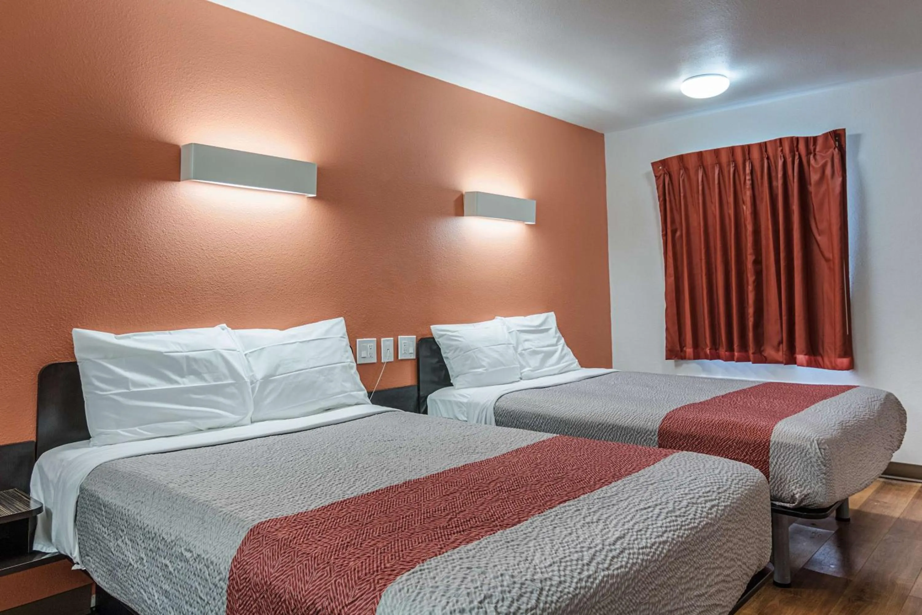 Photo of the whole room, Bed in Motel 6-Texarkana, AR