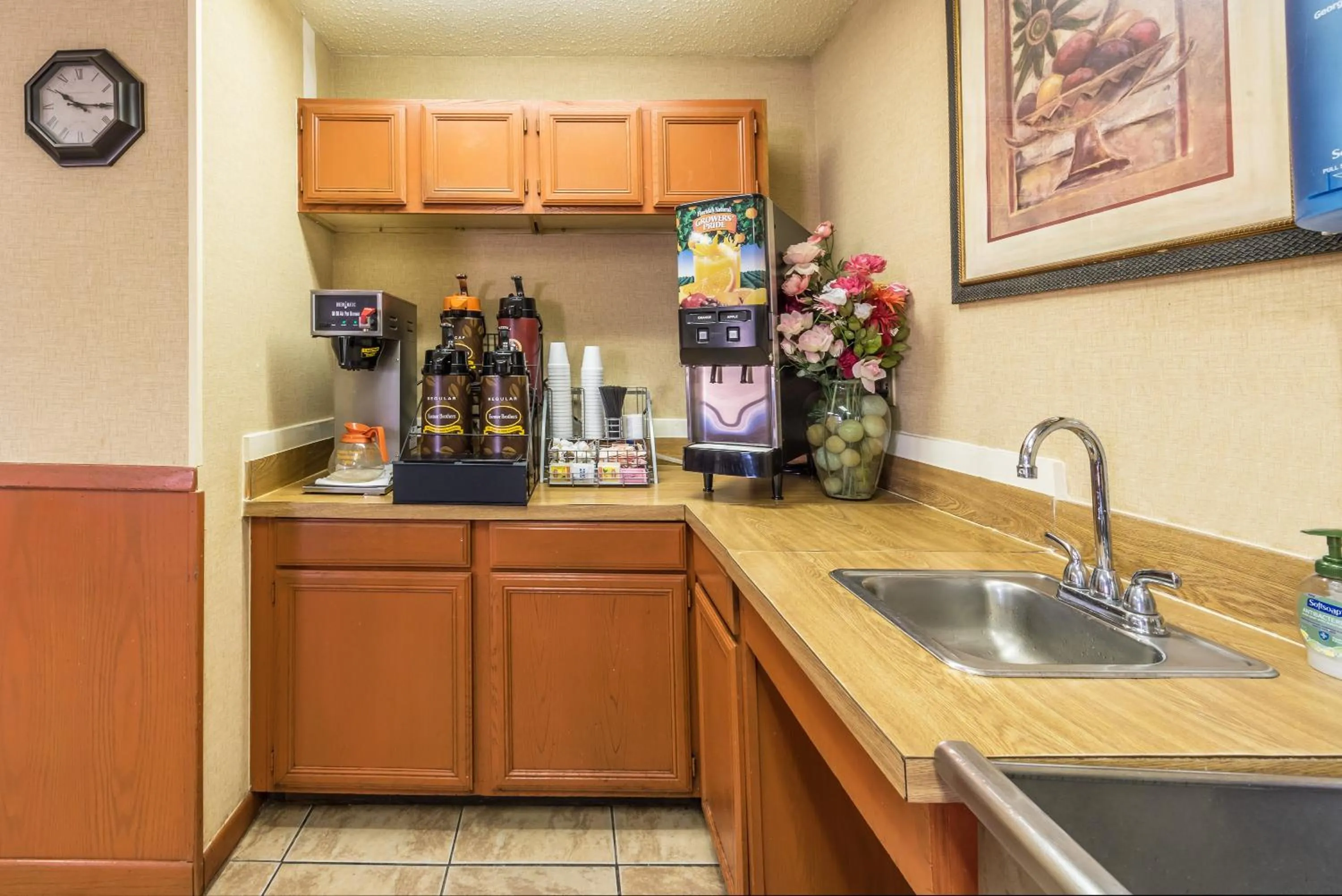 Kitchen or kitchenette in Super 8 by Wyndham Denton