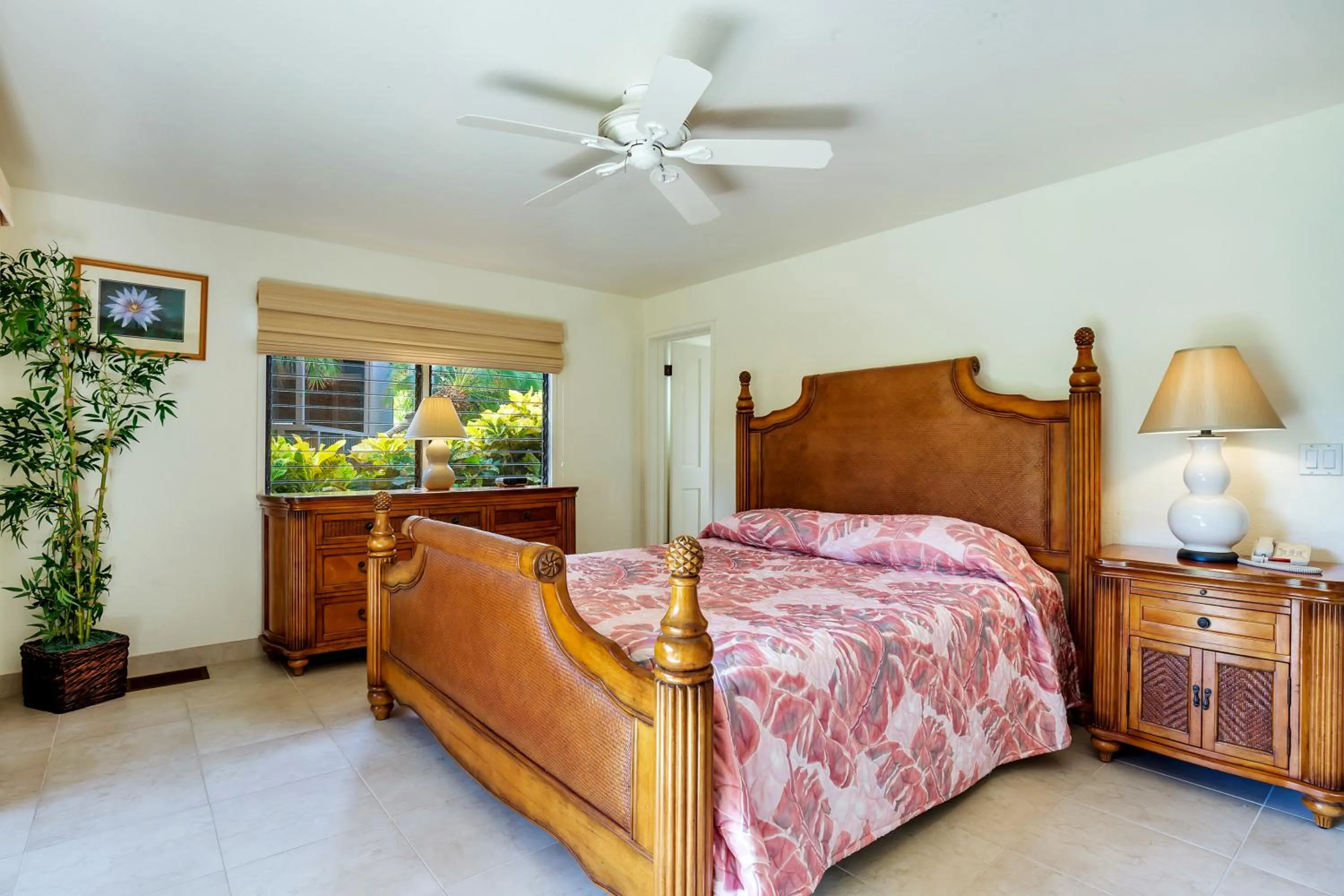 Bedroom, Bed in Castle Kanaloa at Kona