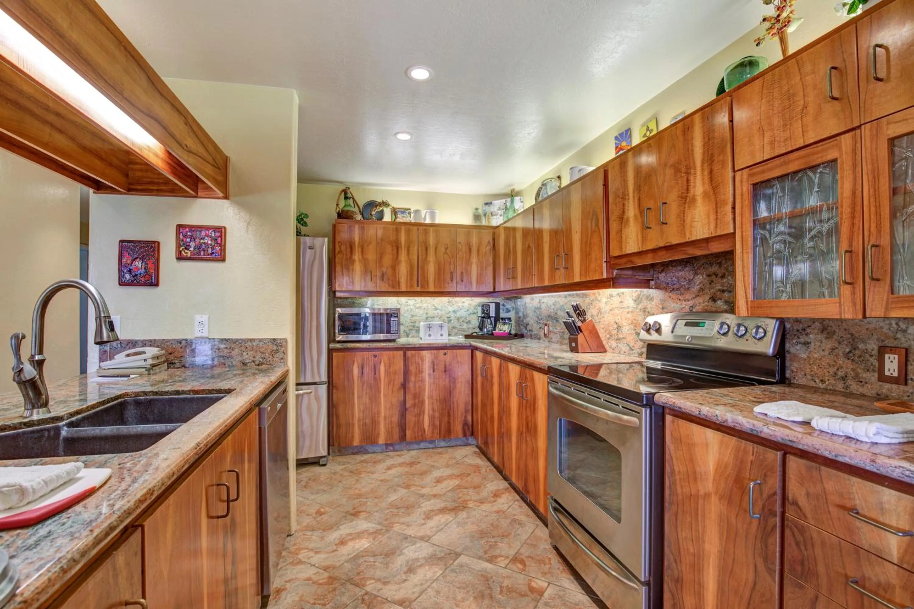 Kitchen or kitchenette in Castle Kanaloa at Kona