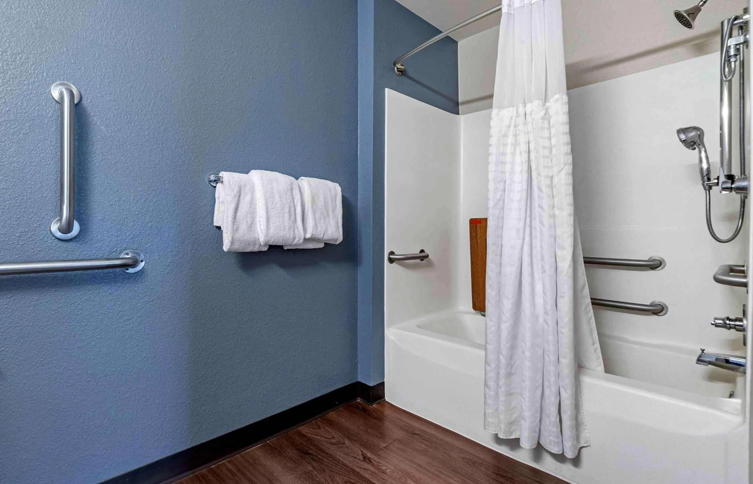 Bathroom in Extended Stay America Premier Suites - Charlotte - Pineville - Pineville Matthews Rd.